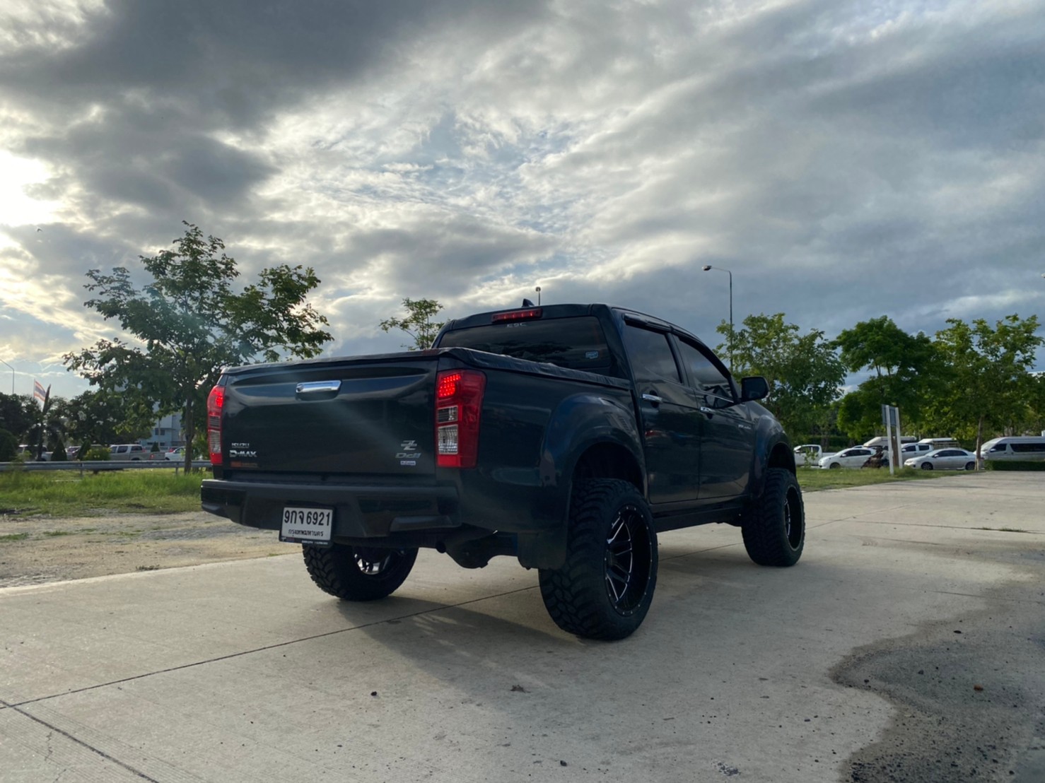 D-MAX จัดทรงเมกา ที่ STEP9 หล่อทุกลำ