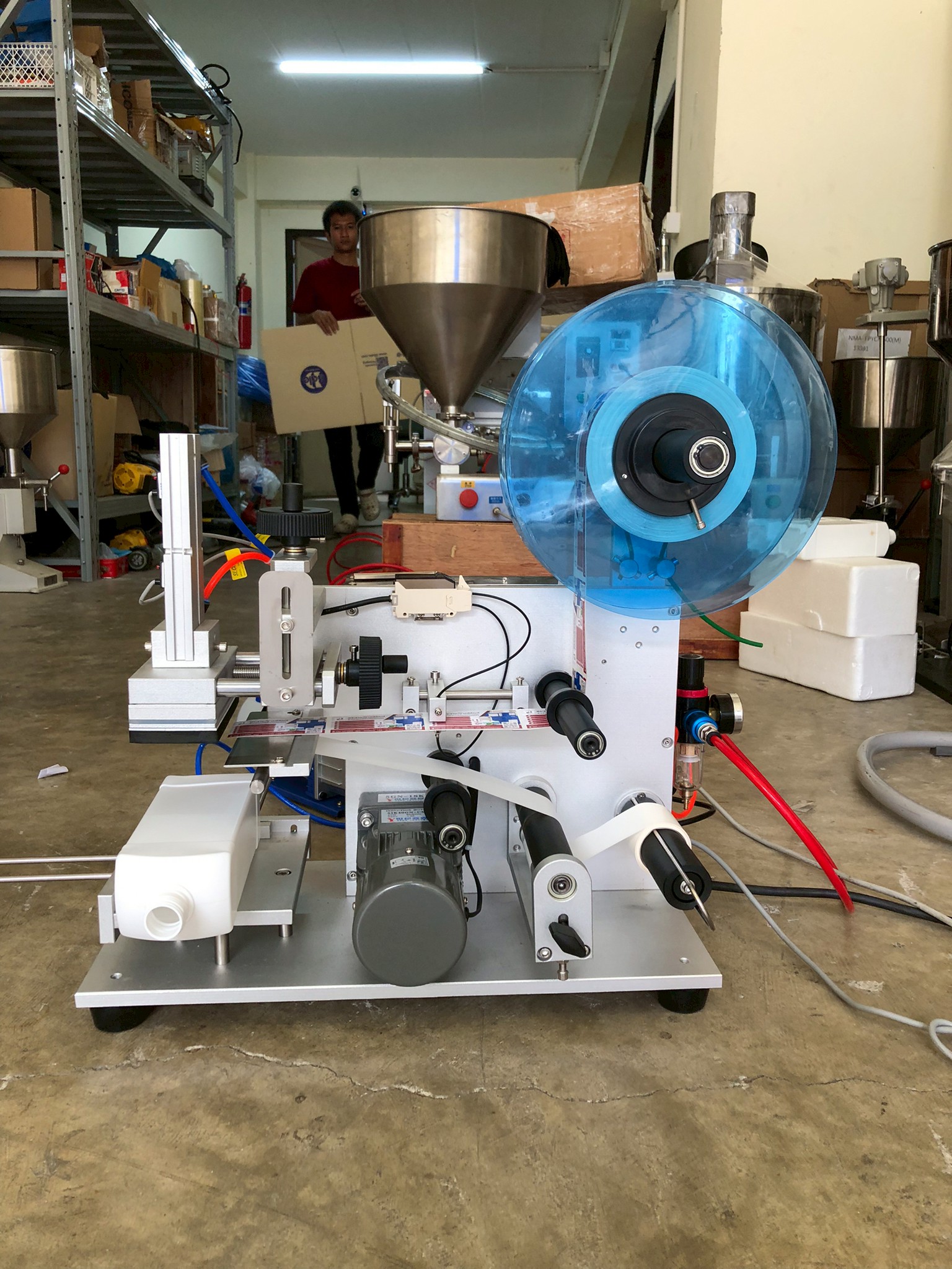 เครื่องติดฉลากแบบกึ่งอัตโนมัติ สำหรับผิวเรียบ ฝากระปุก กล่อง กระป๋อง ทรงเหลี่ยม TB60