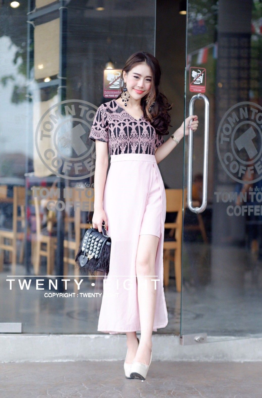 จั๊มขาสั้นแต่งกระโปรงผ่าข้าง