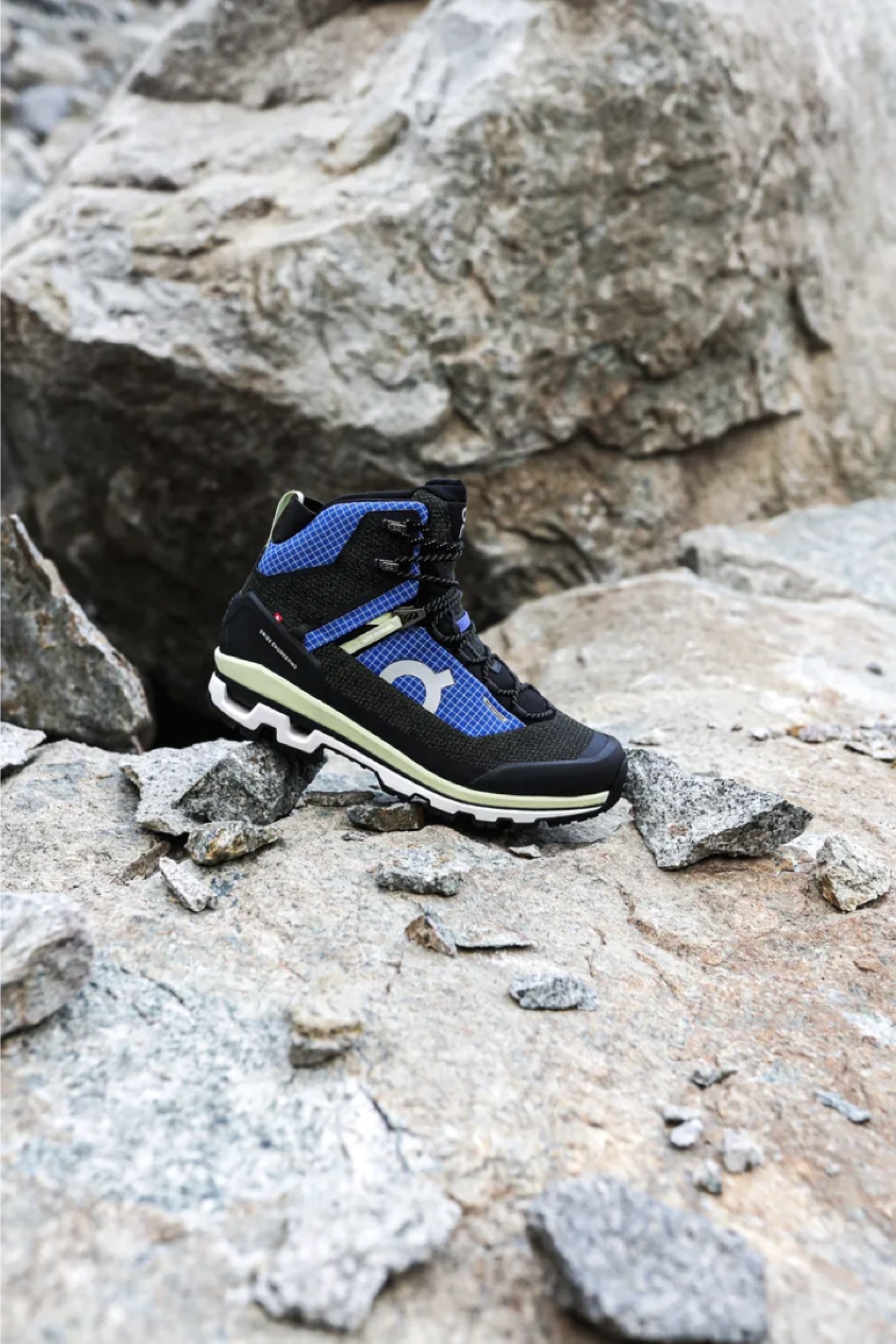 รองเท้าเดินป่า On CloudAlpine Waterproof (M8/8.5/9US)