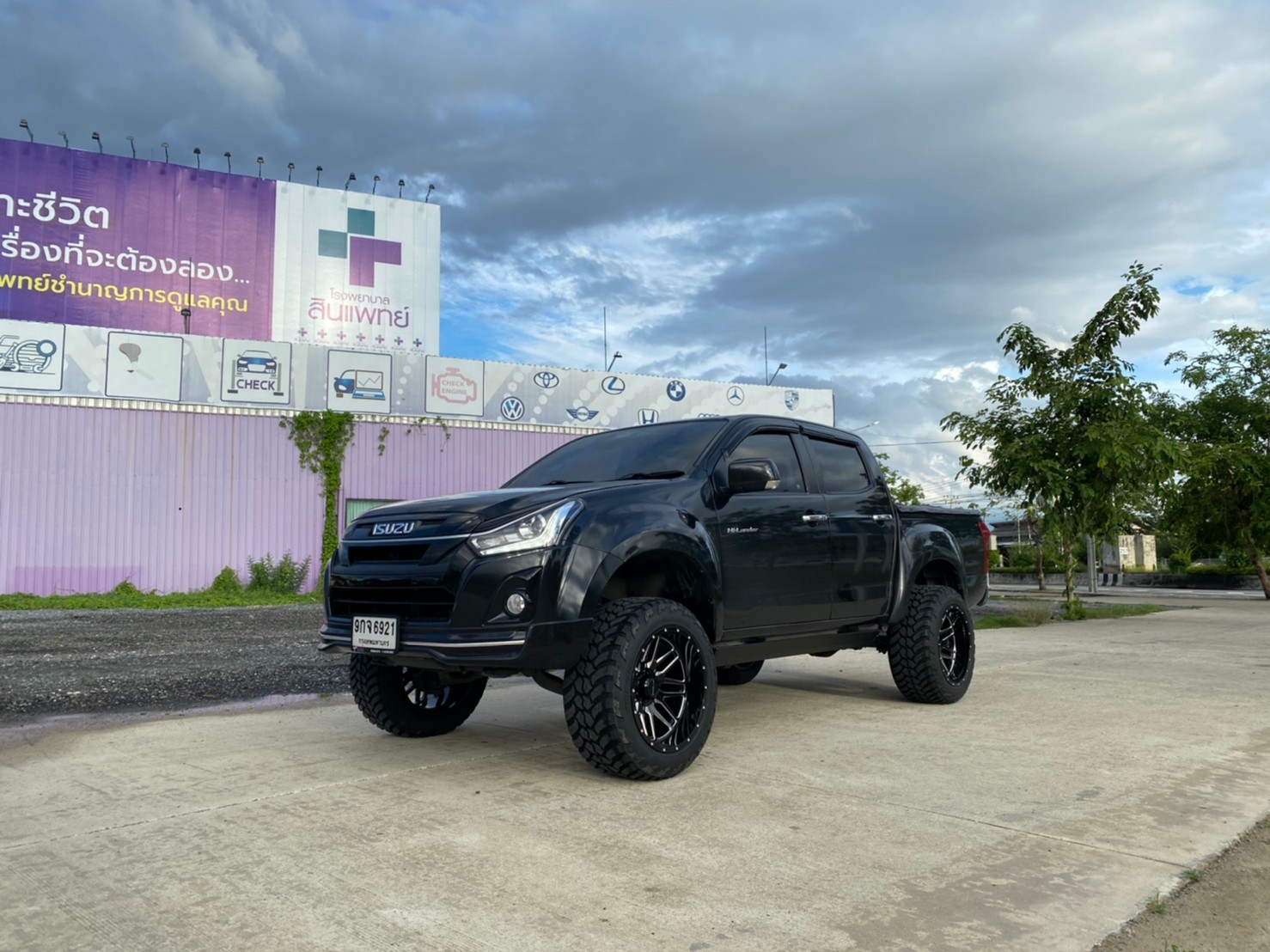 D-MAX จัดทรงเมกา ที่ STEP9 หล่อทุกลำ