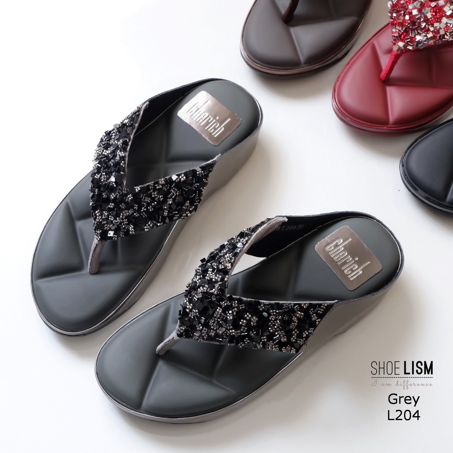 รองเท้าใส่สบาย แต่งอะไหล่เพชร