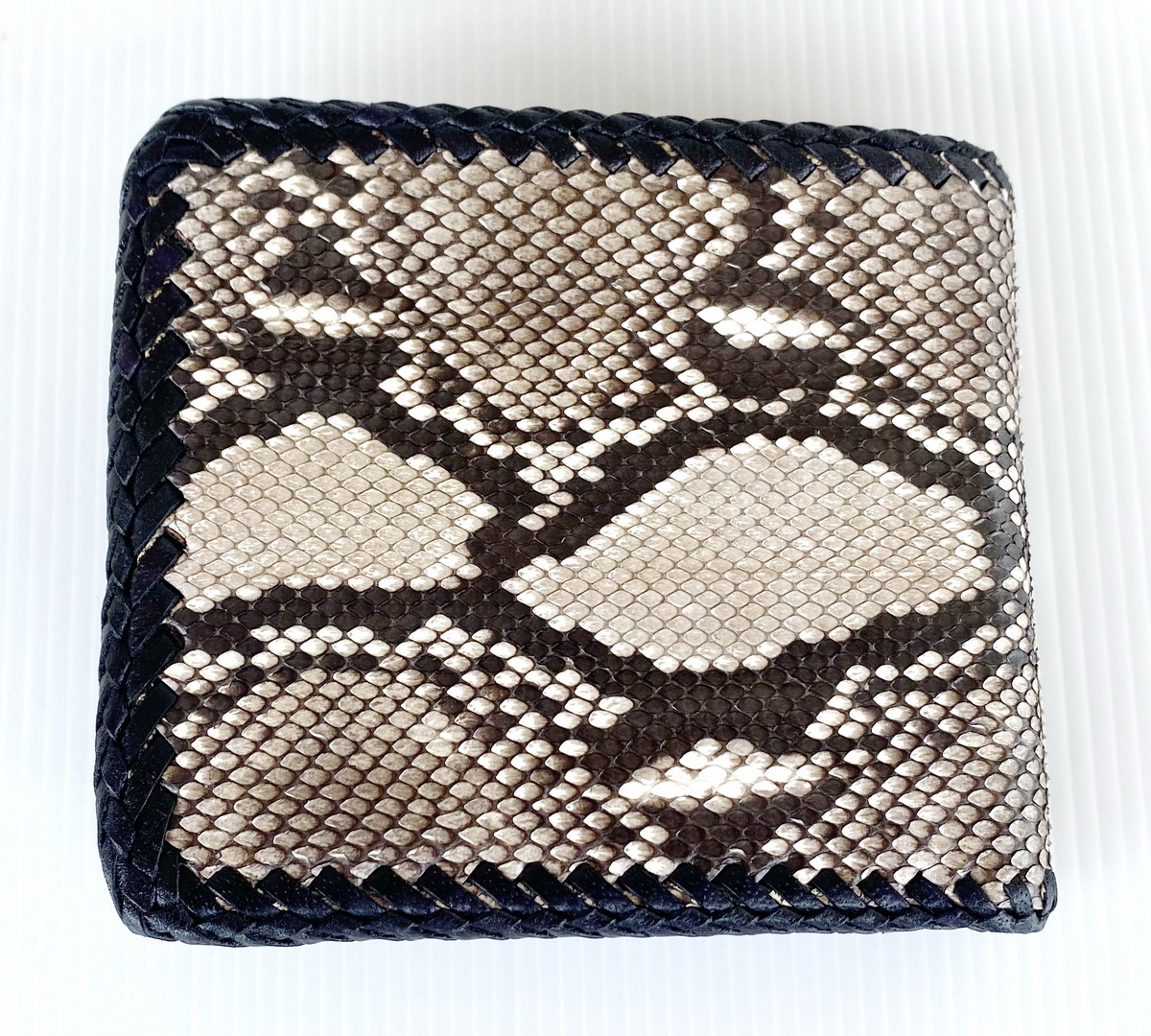 กระเป๋าสตางค์หนังงูแท้ ถักขอบ สีธรรมชาติ แบบสั้นUS