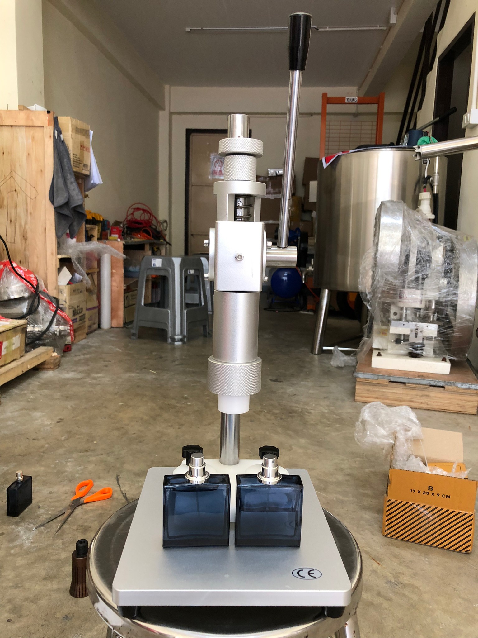 13935 เครื่องปิดขวดน้ำหอมสเปรย์ เครื่องปิดฝา แบบ มือโยก หนีบคอขวดน้ำหอม หนีบขวดยาฉีด