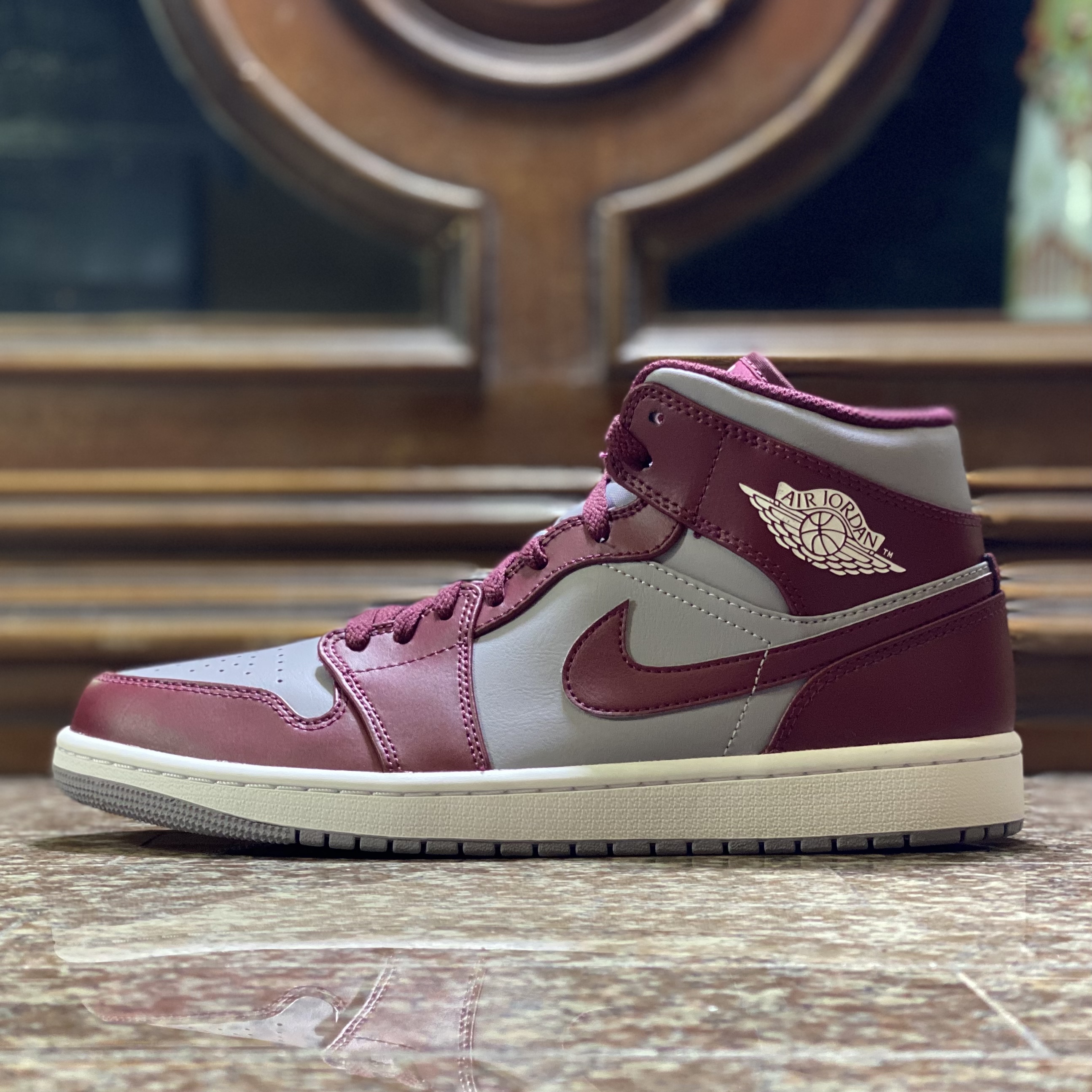 รองเท้า Nike Air Jordan 1 Mid ‘Cherrywood’ (M9.5US)