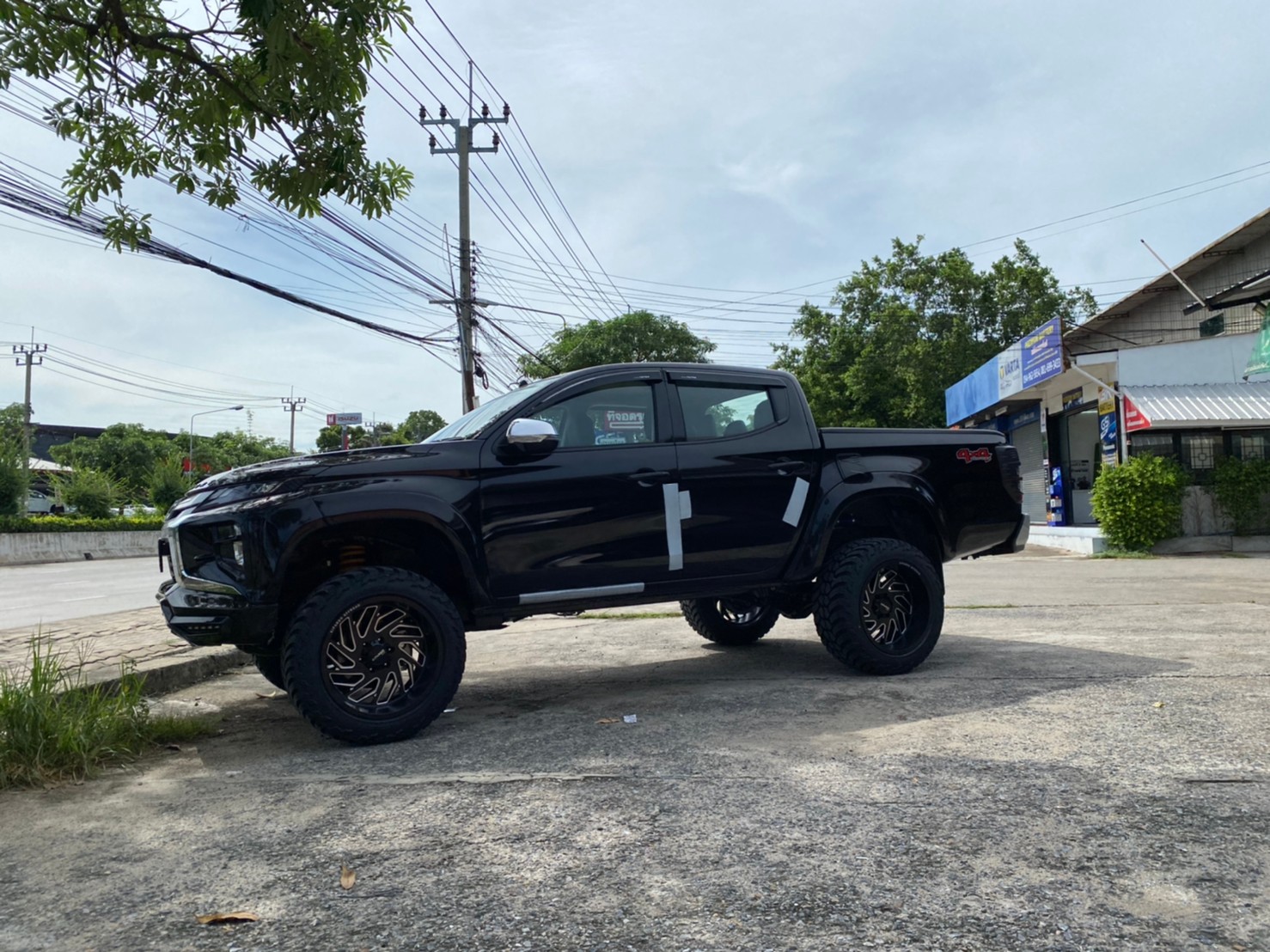 TRITON ป้ายแดงจัดทรงเมกาที่ STEP9