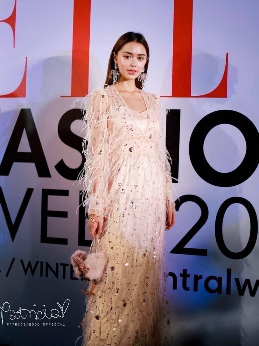 Dress 2 ชิ้น คอวีแขนยาว เนื้อผ้าตาข่ายทอเลื่อมในตัว พร้อมแต่งขนนกรอบตัว เดรสตัวใน สายเดี่ยว ปรับสายได้ มีฟองน้ำในตัว เนื้อผ้าหนานุ่มลื่นมีซับด้านในและซิปหลัง