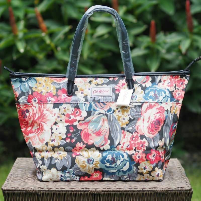 กระเป๋าสะพายทรง Tote ใบใหญ่