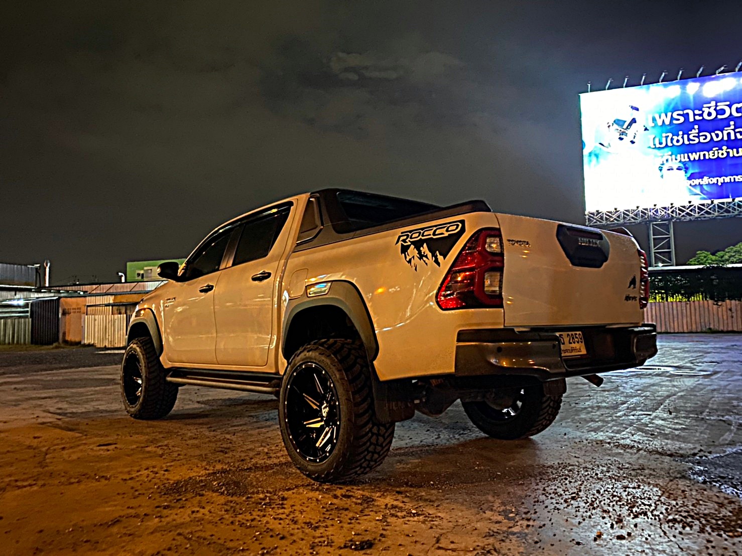 TOYOTA REVO ทรงเมกา