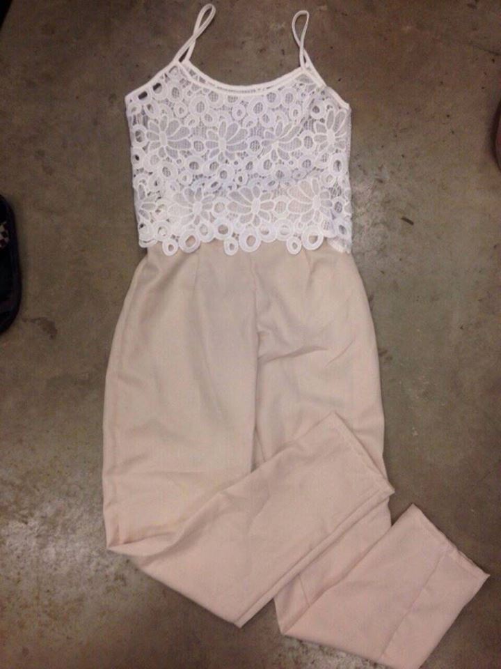 ชุด set 2 ชิ้น เสื้อสายเดี่ยวลูกไม้ มาคู่ กับกางเกงสีครีม