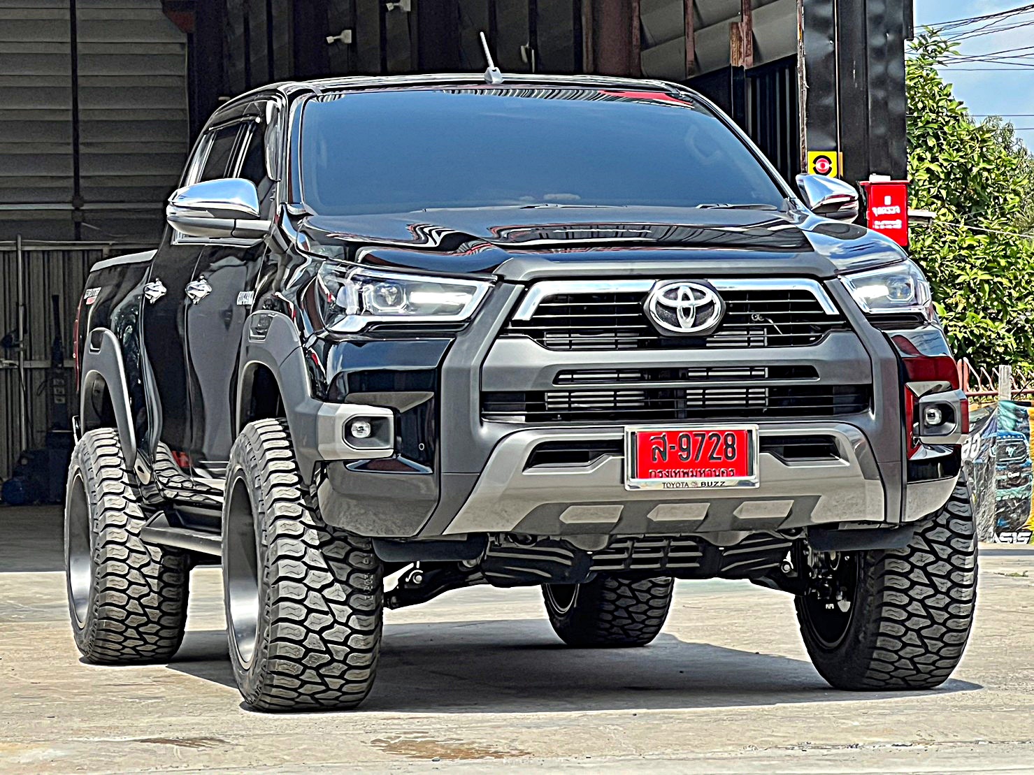 TOYOTA REVO แต่งทรงเมกาที่ STEP9