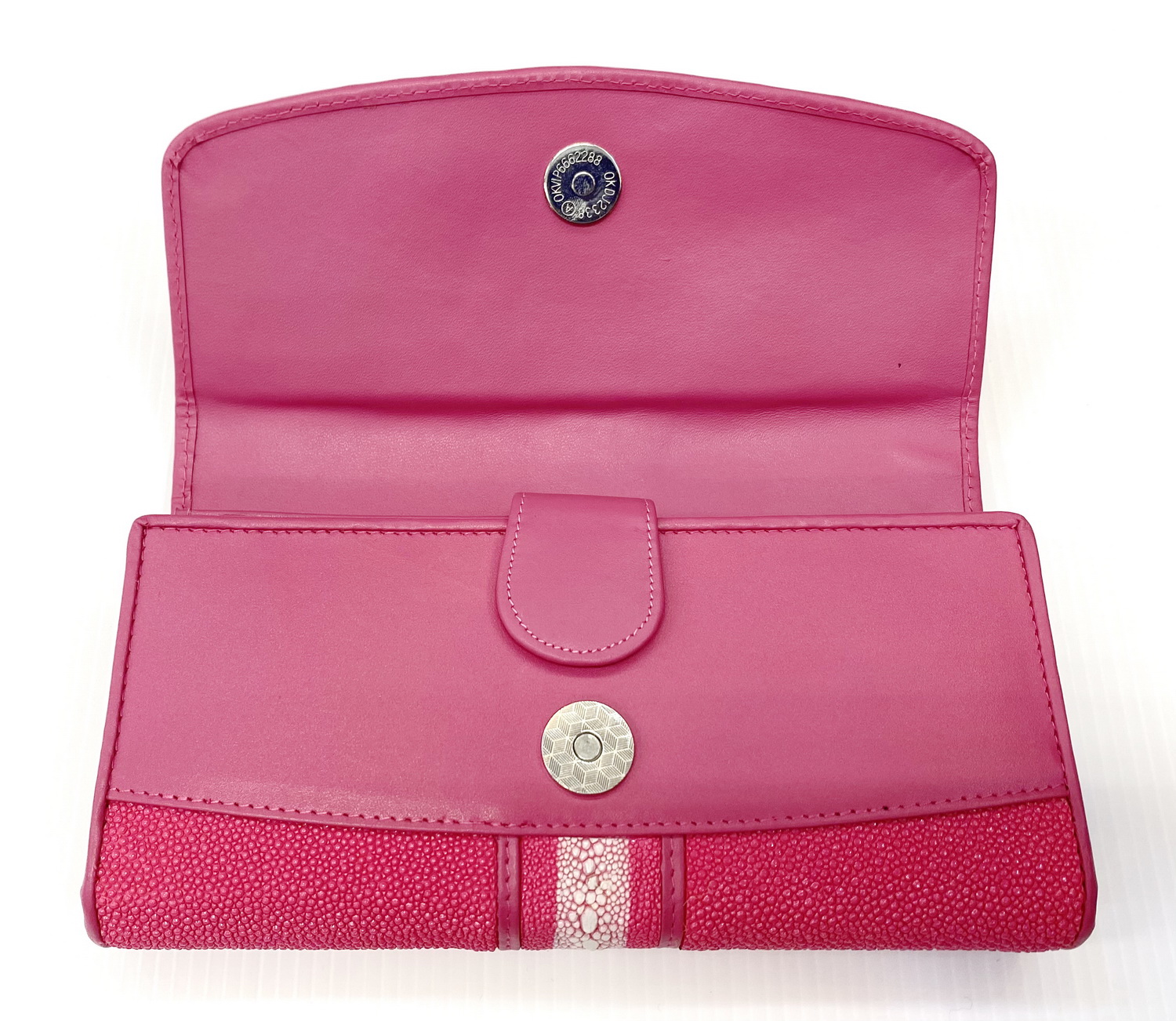 กระเป๋าสตางค์หนังปลากระเบนแท้ 3พับยาว ปลากระเบนหนาม สีชมพู