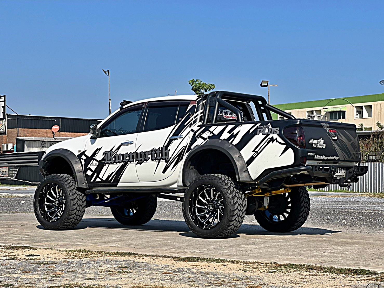 TRITON ทรงเมกา ที่ STEP9