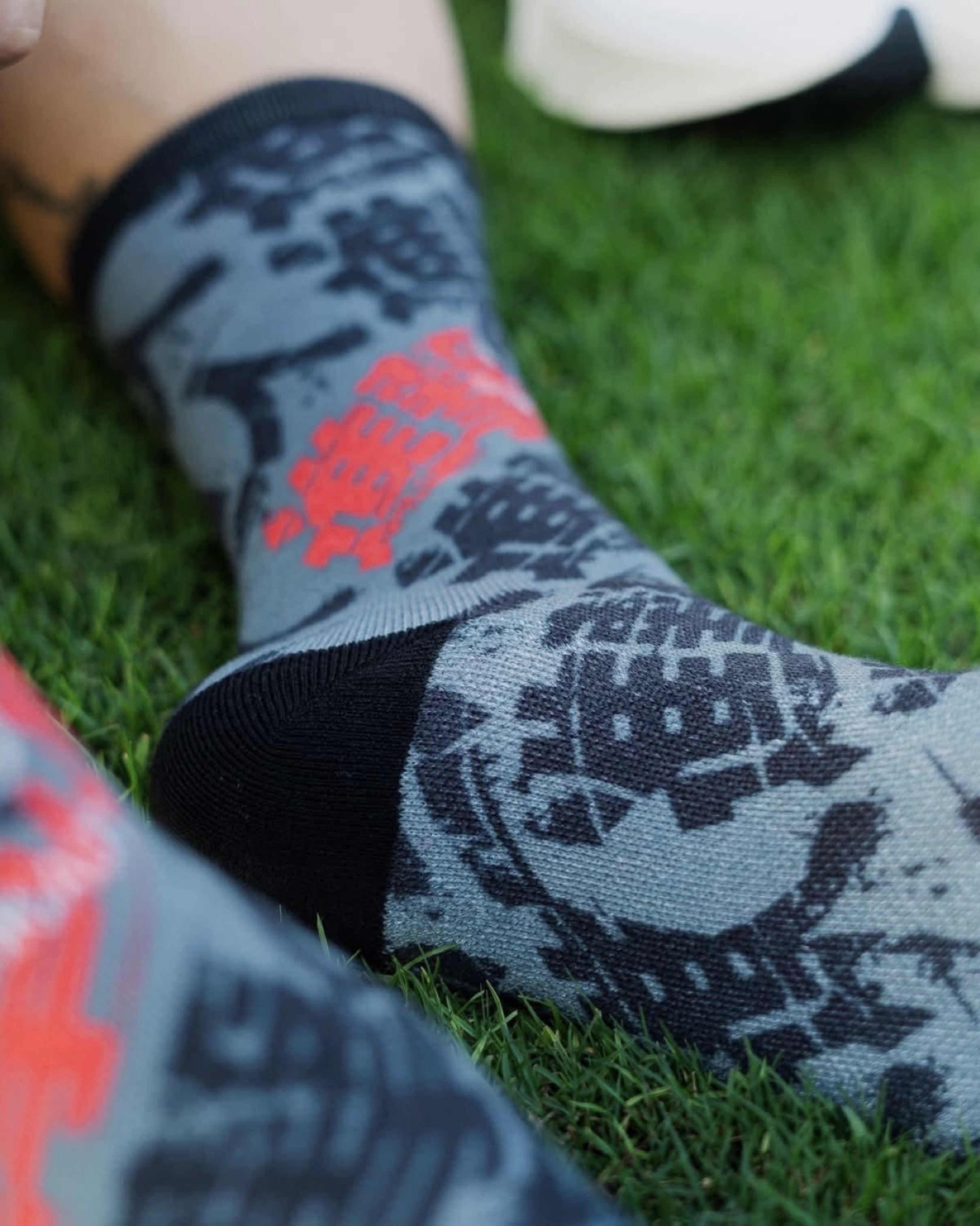 ถุงเท้าวิ่ง Ari X AOT Running Socks LIMITED ‘BLACK’