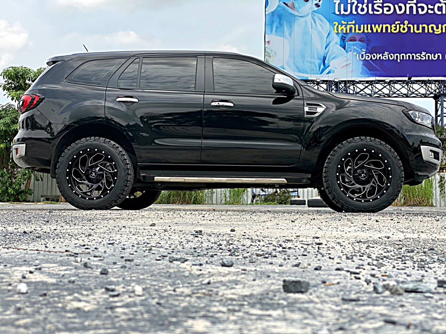 FORD EVEREST ป้ายแดงจัดล้อ20 แบบไม่ยก