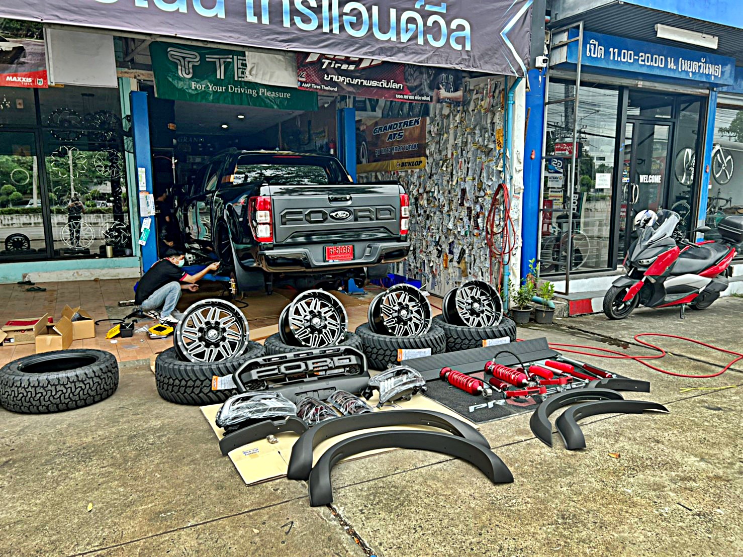 FORD WILDTRAK ชุดแต่งรอบคัน ทรงเมกาที่ STEP9
