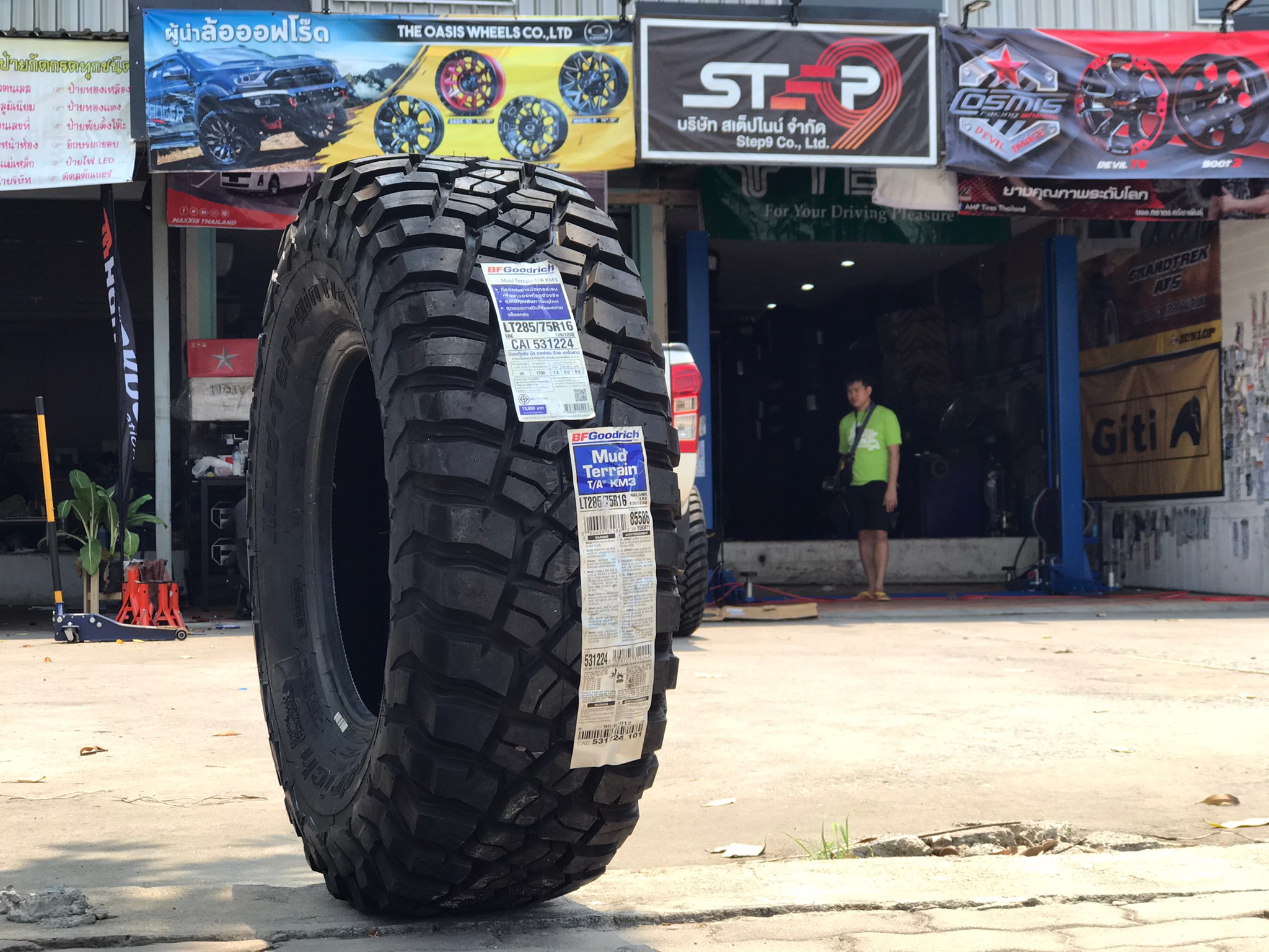 BF GOODRICH KM3 285/75-16