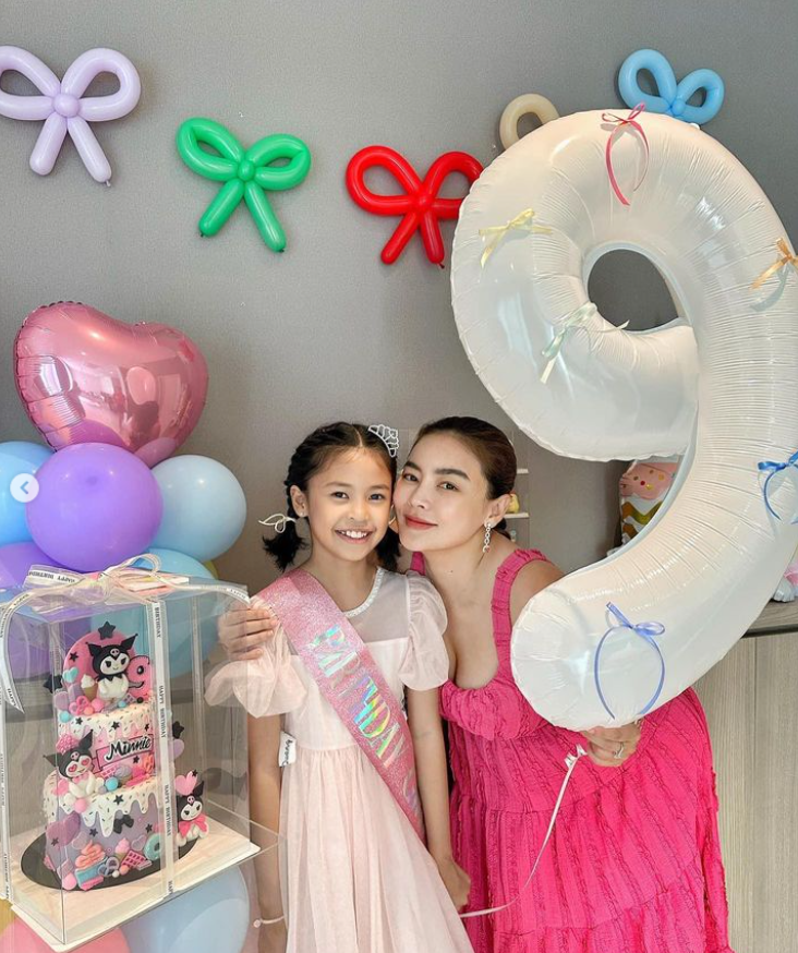 เซทลูกโป่งฟอยล์ตัวเลข ขนาด 40นิ้ว 1ตัว + ฐานตั้งลูกโป่งหัวใจขนาด 18นิ้ว 1ฐาน + ลูกโป่งโบว์ 6อัน