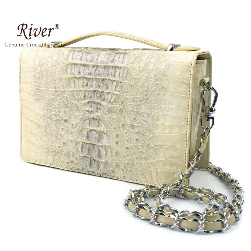 กระเป๋าทรงกล่องหนังจระเข้แท้ ส่วนโหนก มีสะพายข้าง สีครีม