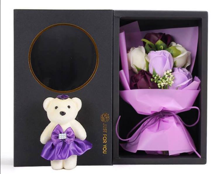 ช่อดอกไม้กับตุ๊กตาหมี