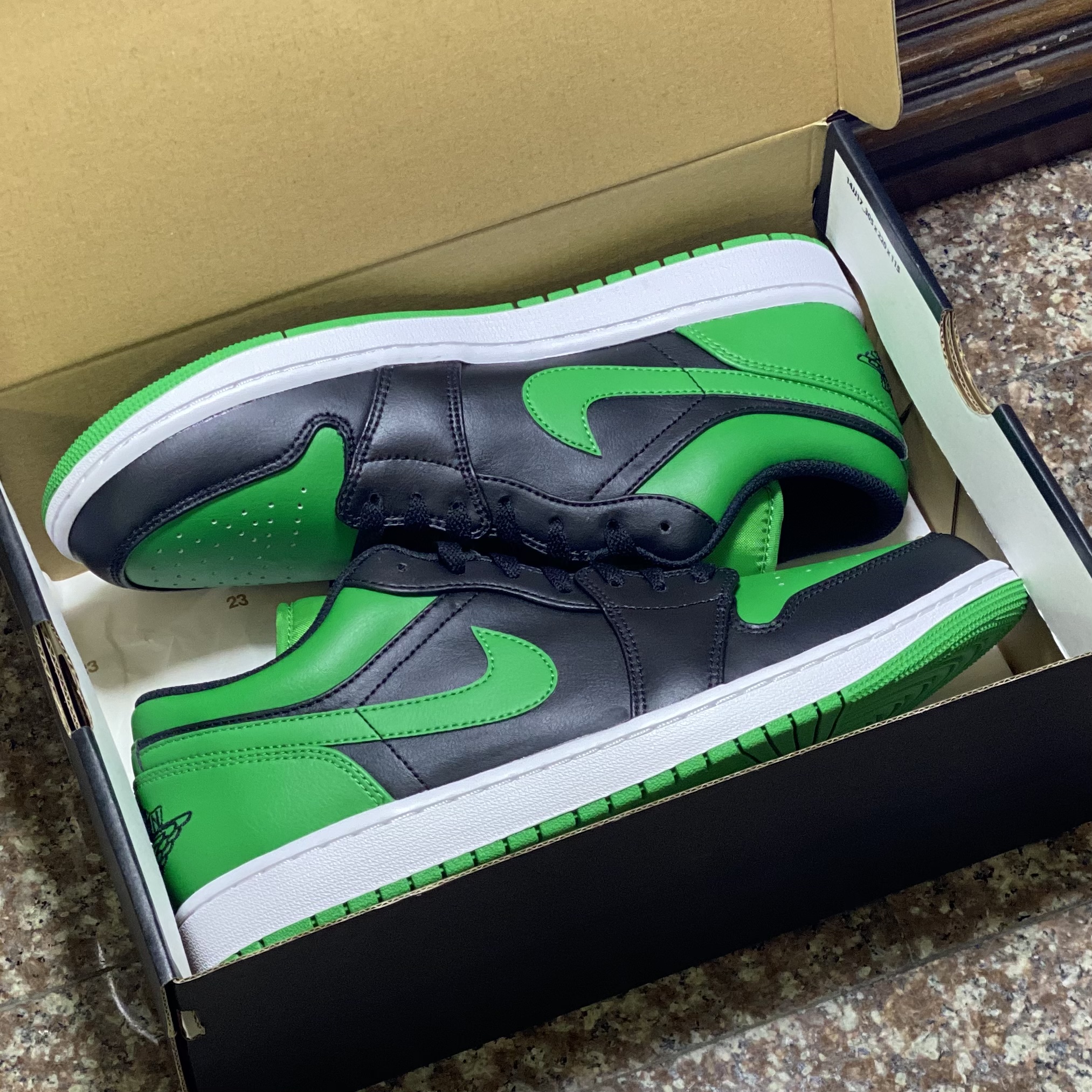 รองเท้า Nike Air Jordan 1 Low ‘Lucky Green’ (M10US)