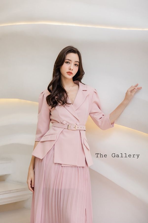 ชุดเซ็ตเสื้อสูทและกระโปรงอัดพลีตพร้อมเข็มขัดในตัว จะออกงานหรือจะแมตซ์ชุดไปทำงาน /ไปเที่ยวต่างประเทศก็ครีเอตลุคสวย