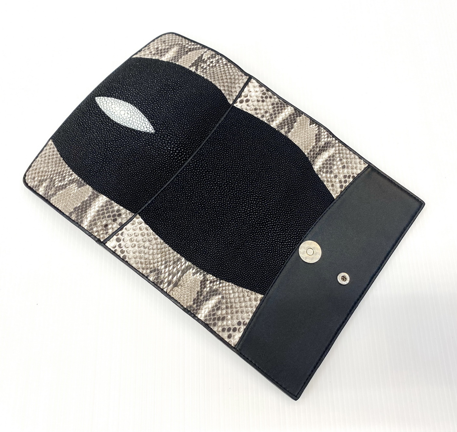 กระเป๋าสตางค์หนังปลากระเบนแท้+หนังงูแท้ 3พับยาว สีดำ
