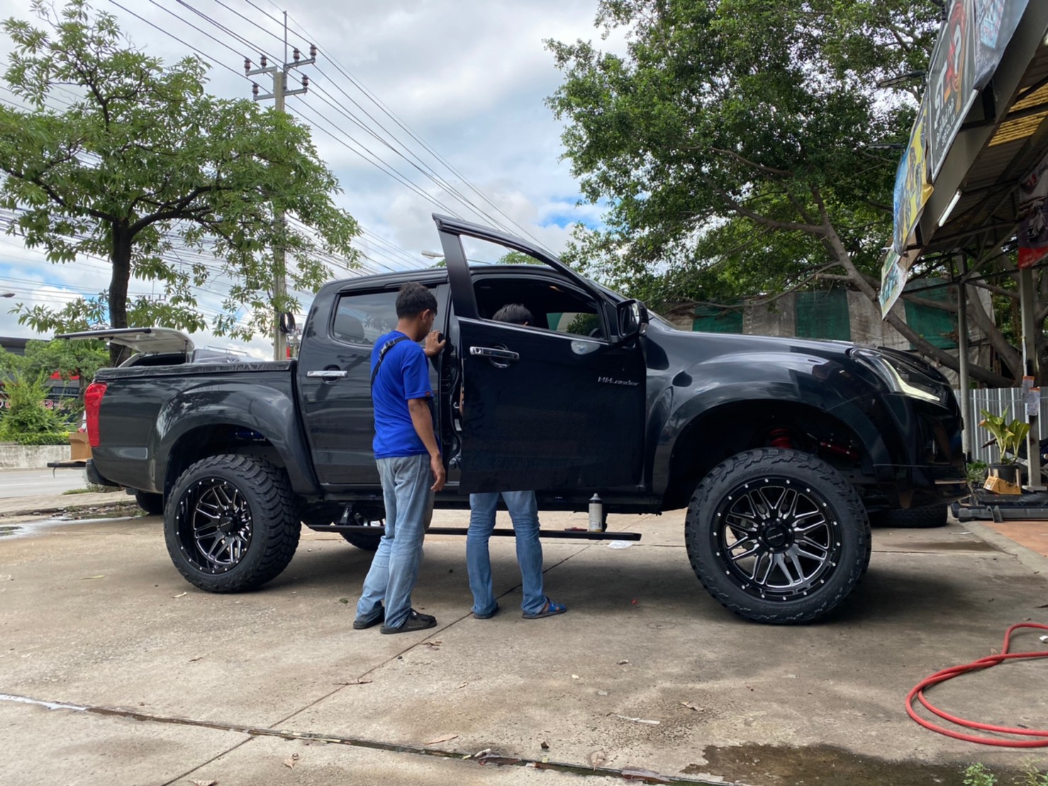 D-MAX จัดทรงเมกา ที่ STEP9 หล่อทุกลำ