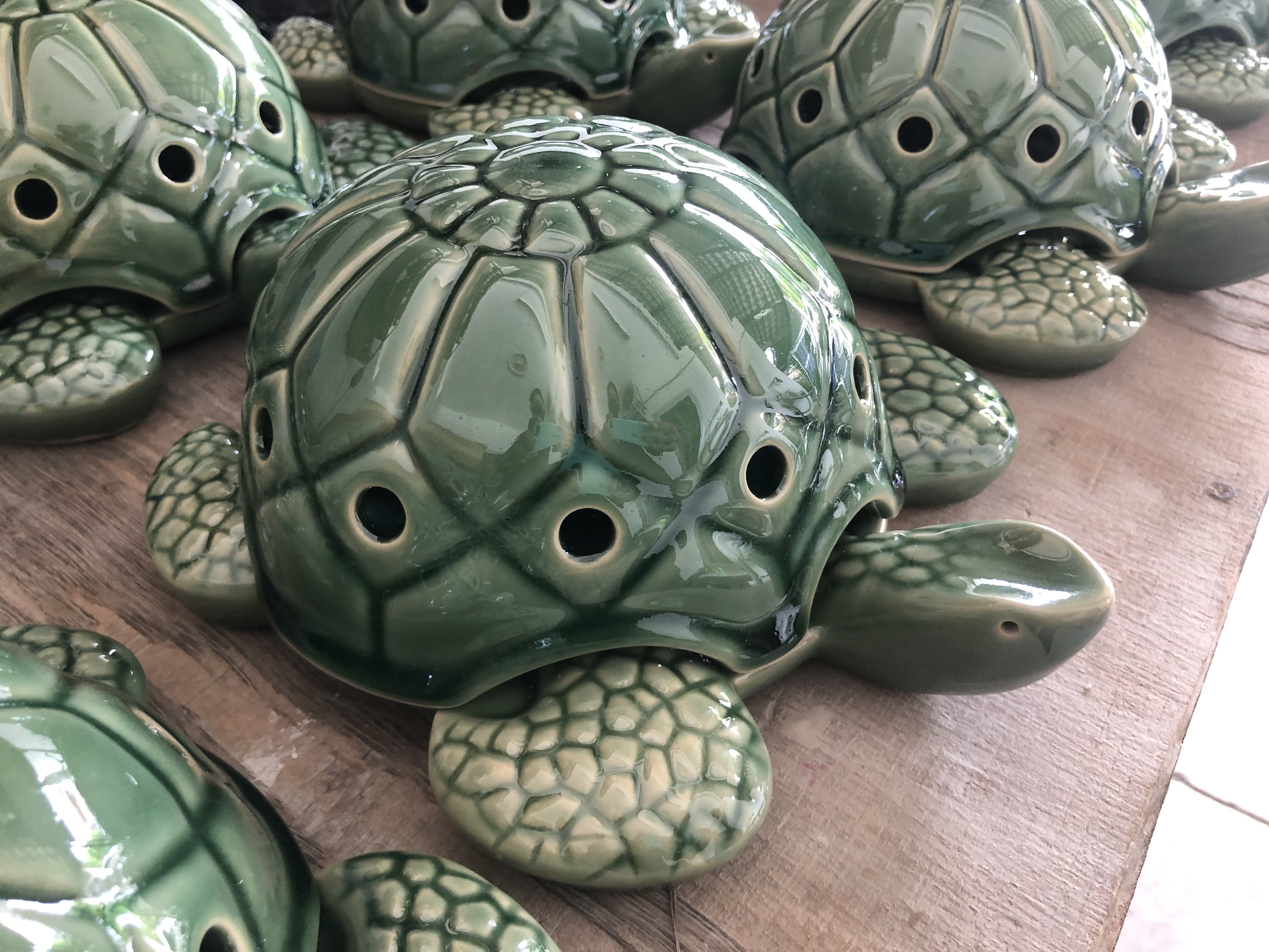 เต่าเซรามิคใส่ยากันยุงแบบขด สี เขียว Ceramic turtle with coiled mosquito repellent, green color