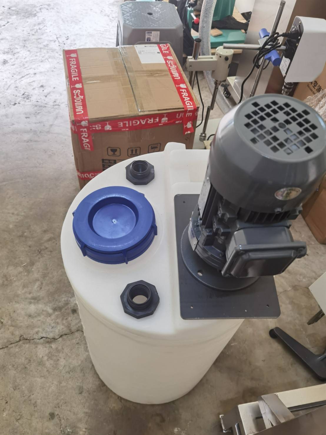 ถังผสม(PE)น้ำยา + พร้อมมอเตอร์หัวปั่น ขนาด 300 ลิตร