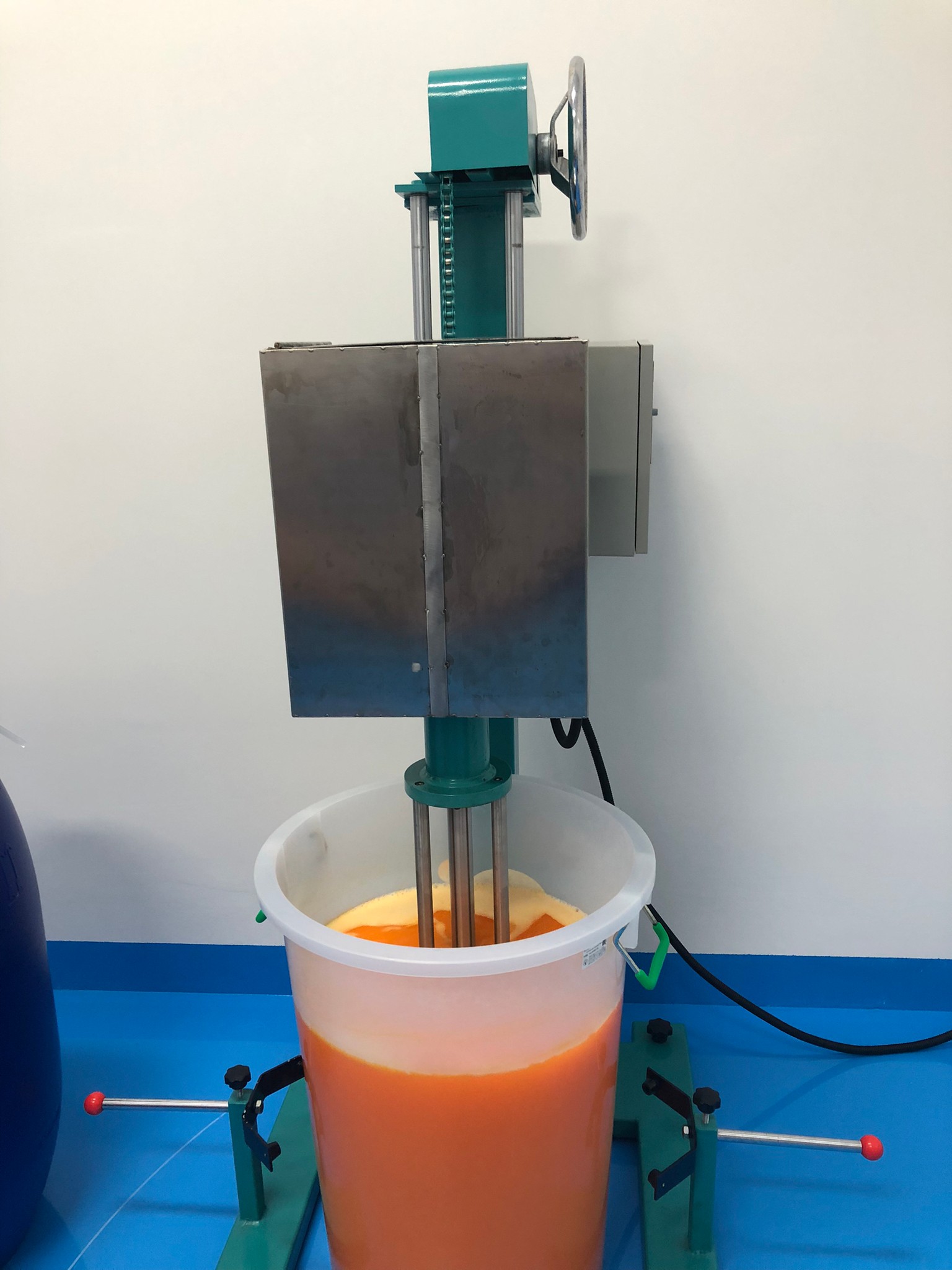 16053 เครื่องปั่นผสมของเหลว เครื่องปั่นครีม เครื่องปั่นโลชั่น (ไม่ได้แถมถังนะคะ)