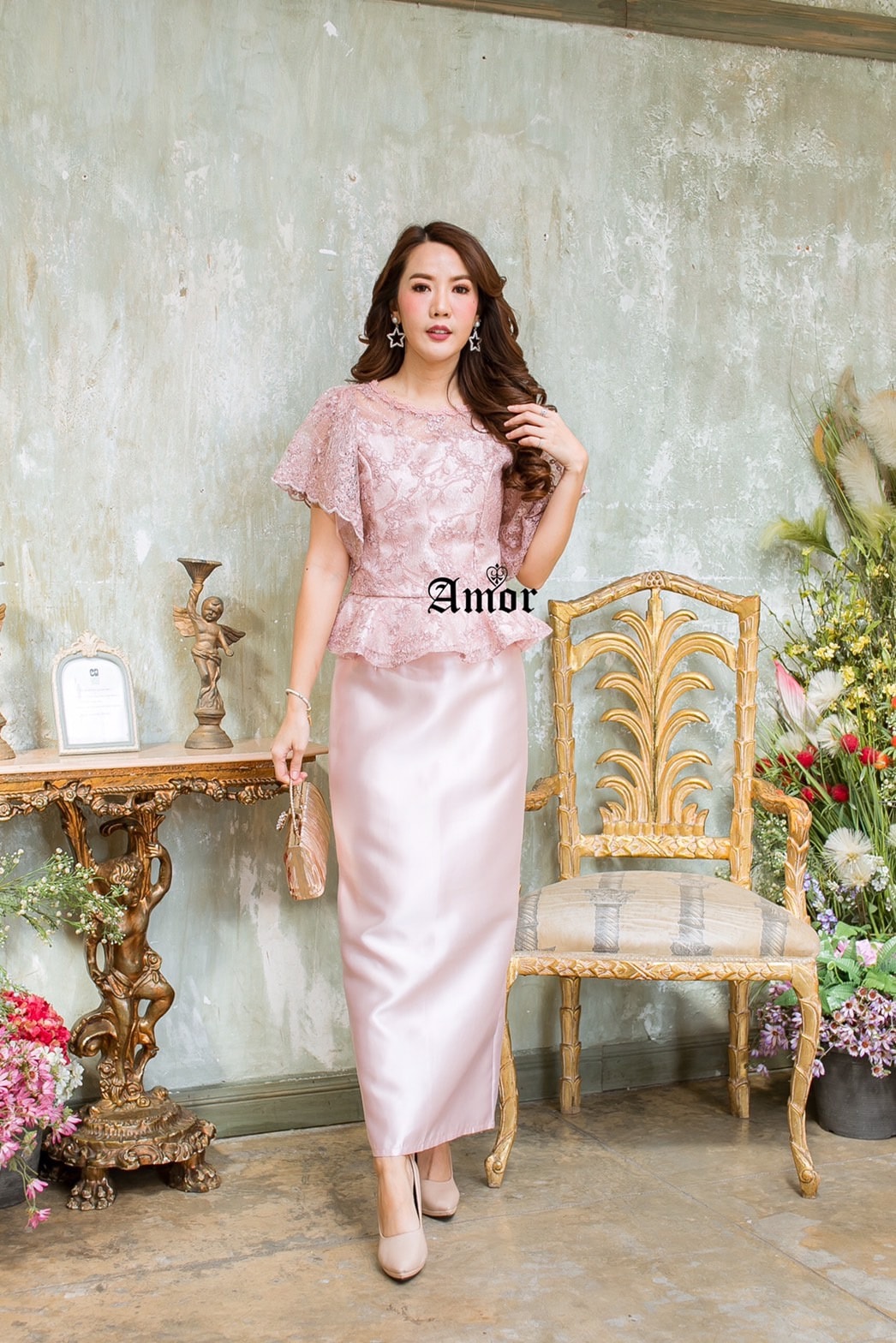 ชุดไทยประยุกต์ ตัวเสื้อใช้เนื้อลูกไม้ใยบวบ ลายสวย ปักกริ้ตเตอร์ทั้งตัวเสื้อ👚เสื้อซิปหลัง ใส่แล้วเป็นทรง ซับด้านในเนื้อเดียวกับตัวกระโปรง 👗กระโปรงซิปหลัง ผ้าไหมเทียมใส่แล้วเป็นทรงค่ะ