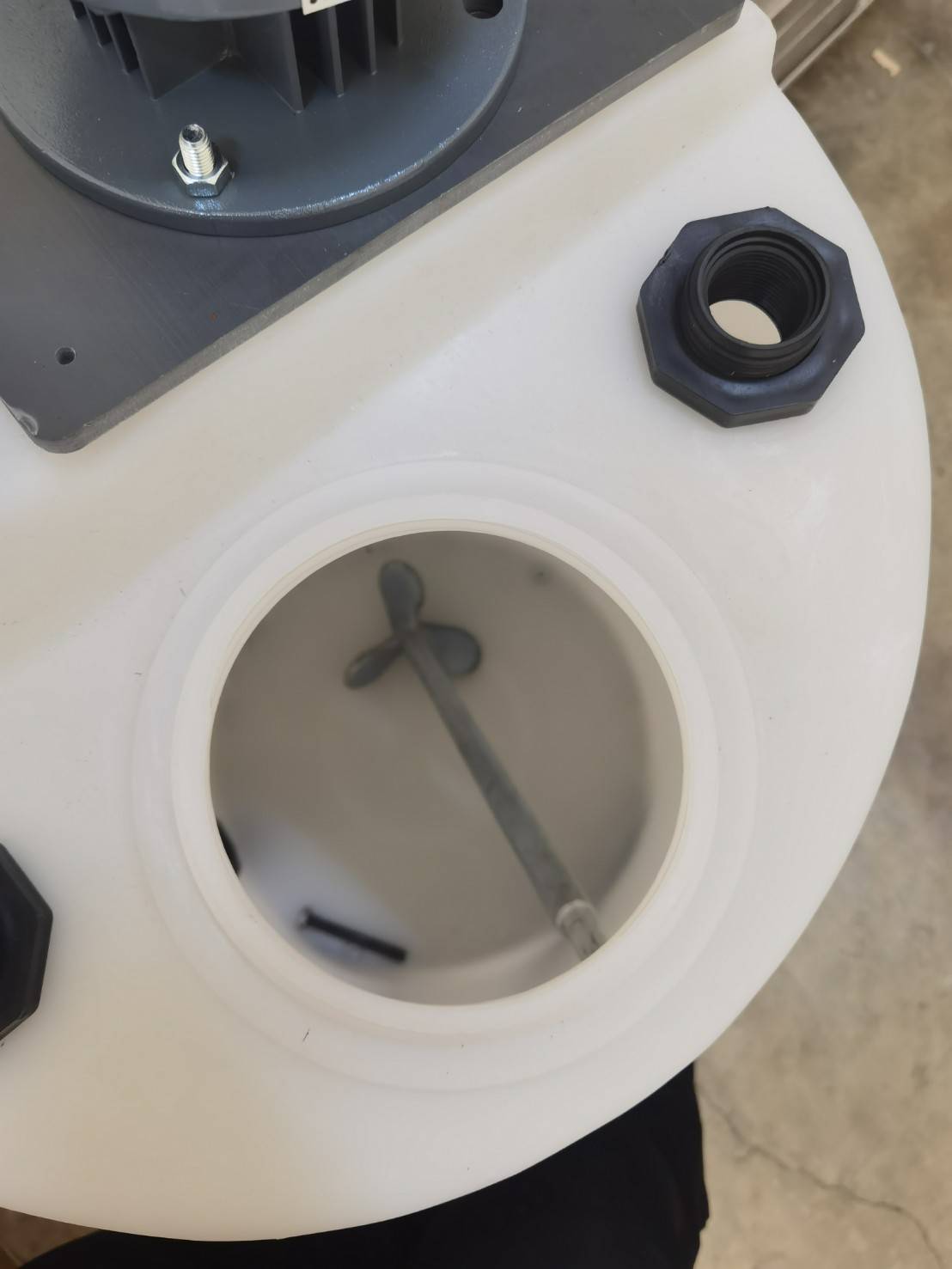 ถังผสม(PE)น้ำยา + พร้อมมอเตอร์หัวปั่น ขนาด 300 ลิตร