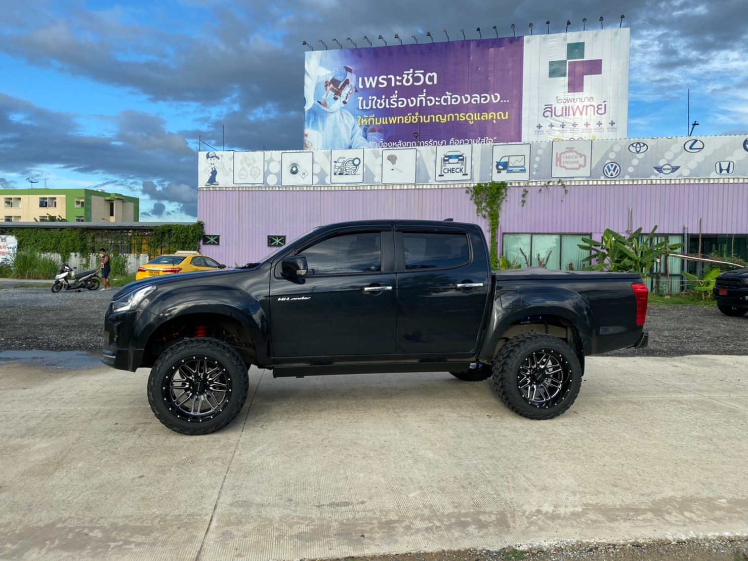 D-MAX จัดทรงเมกา ที่ STEP9 หล่อทุกลำ