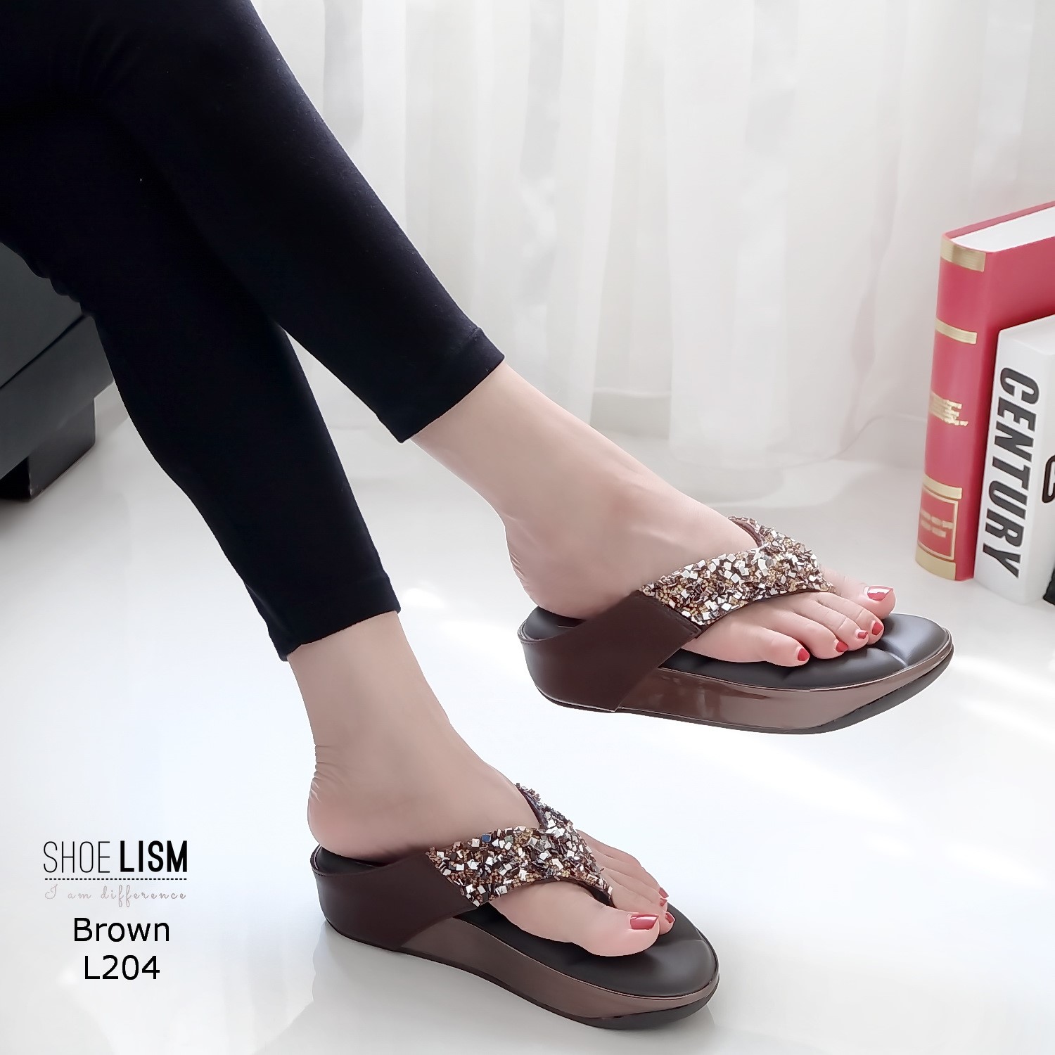 รองเท้าใส่สบาย แต่งอะไหล่เพชร