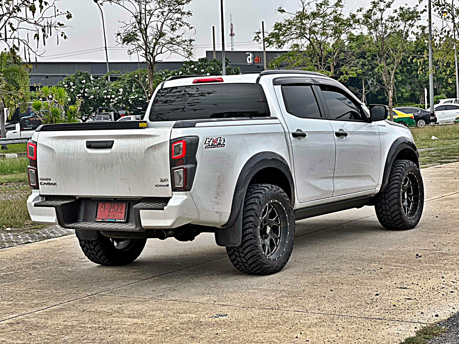 D-MAX ทรงเมกา โคตรหล่อที่ STEP9