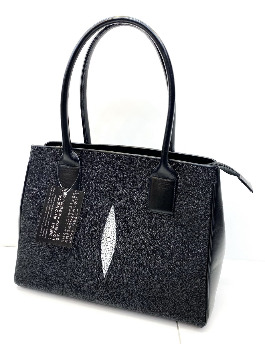 กระเป๋าถือหนังปลากระเบนแท้ สีดำ