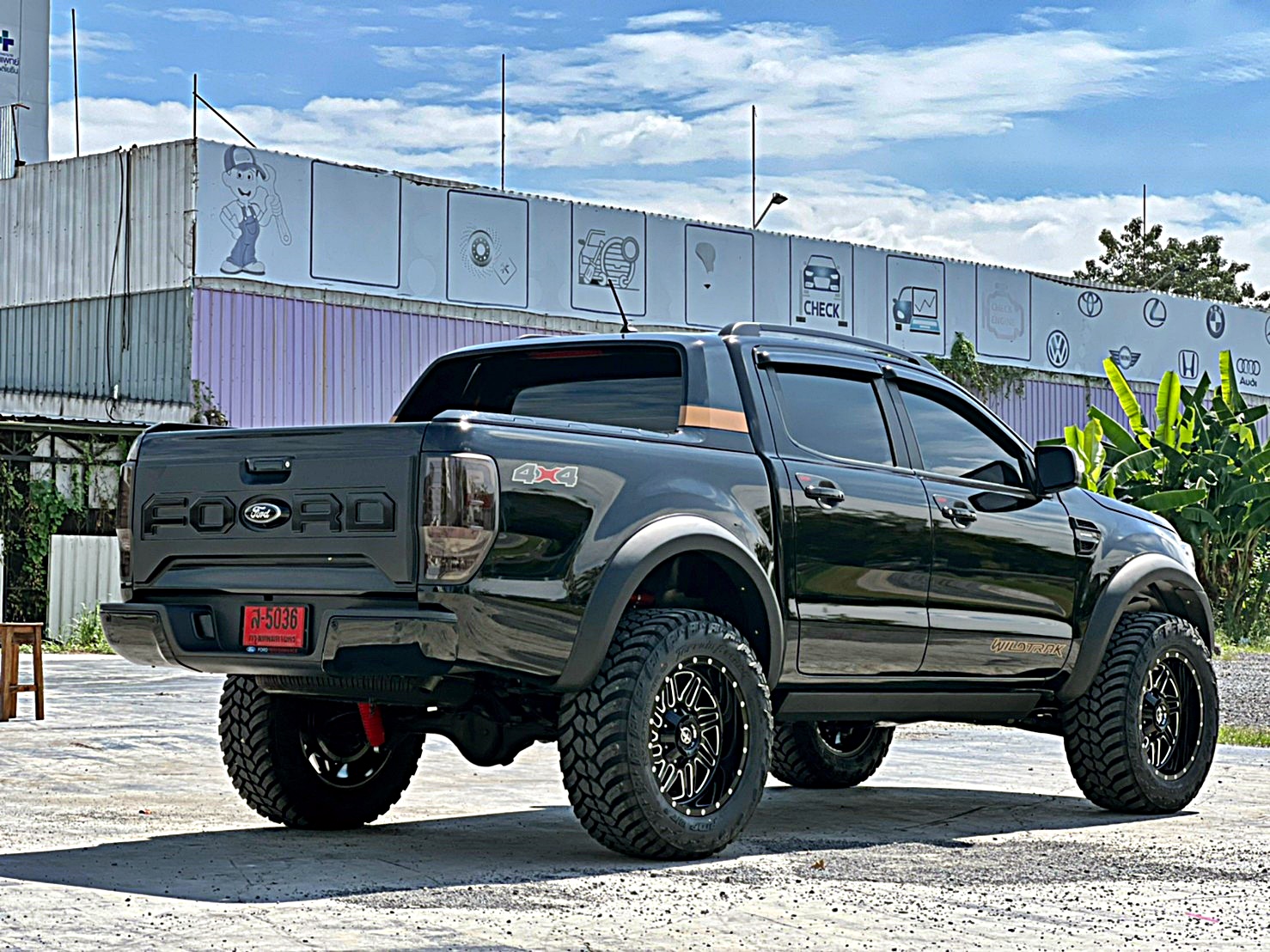 FORD WILDTRAK ชุดแต่งรอบคัน ทรงเมกาที่ STEP9