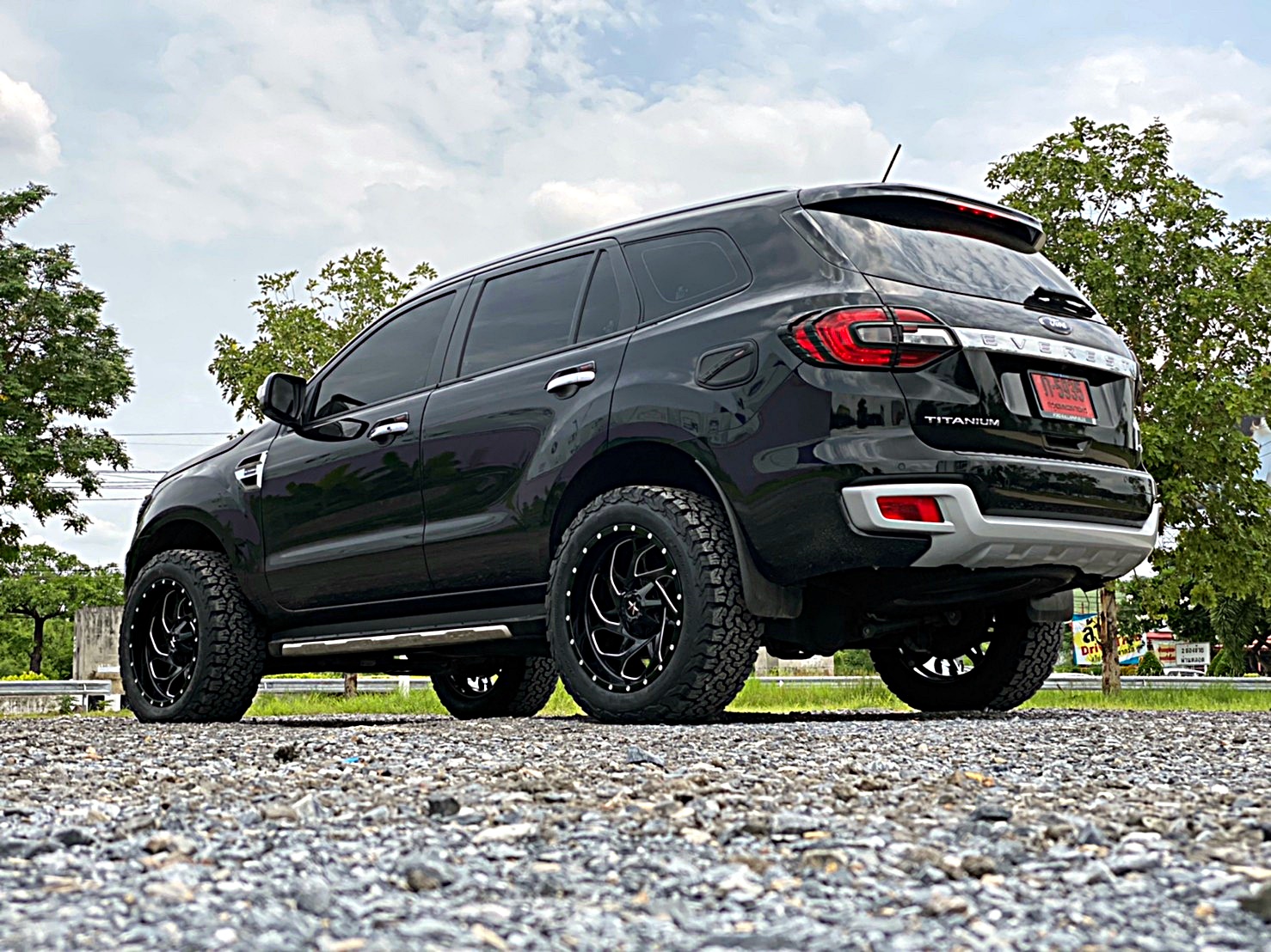 FORD EVEREST ป้ายแดงจัดล้อ20 แบบไม่ยก