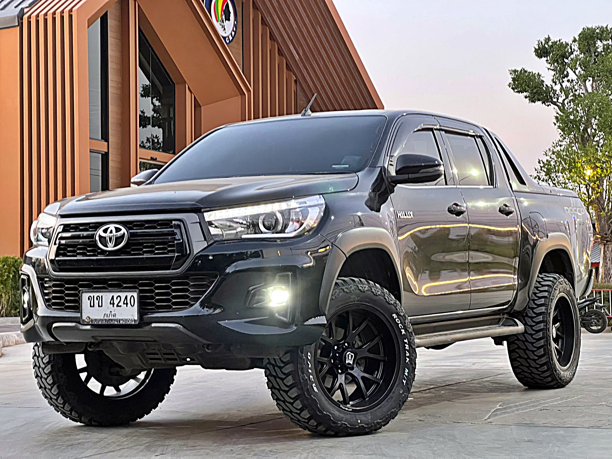 TOYOTA REVO ROCCO ทะเบียนภูเก็ต แต่งทรงเมกาที่ STEP9