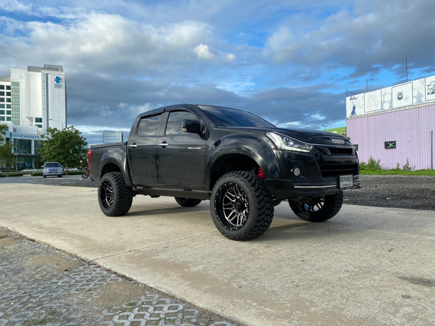 D-MAX จัดทรงเมกา ที่ STEP9 หล่อทุกลำ