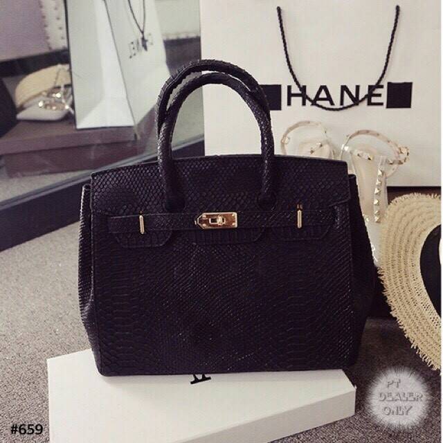 กระเป๋าถือลายงู