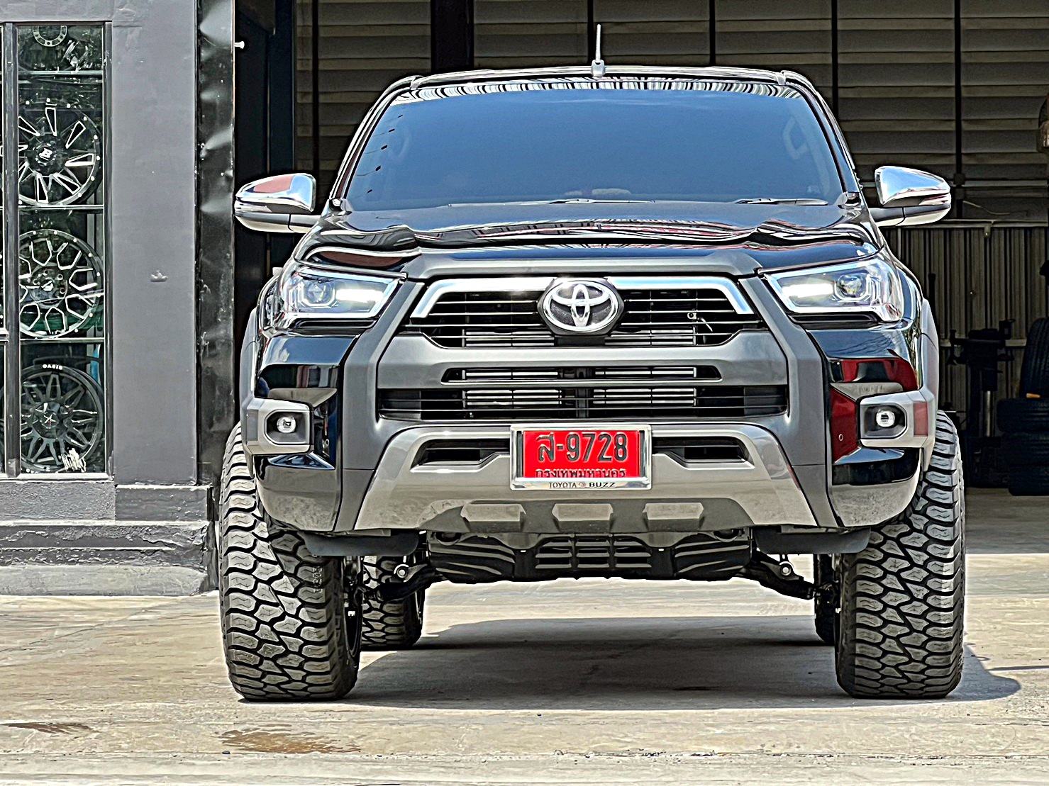TOYOTA REVO แต่งทรงเมกาที่ STEP9