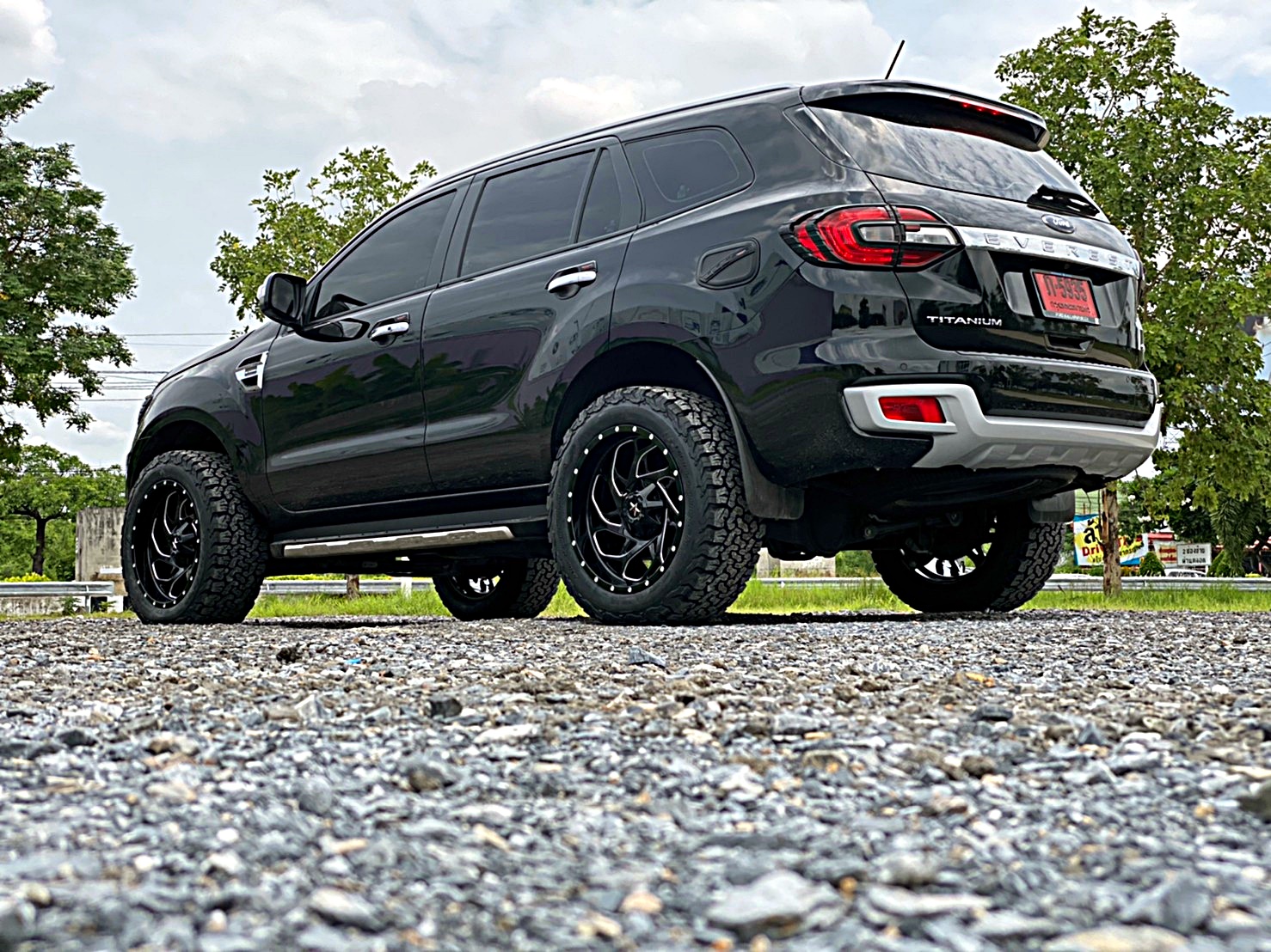 FORD EVEREST ป้ายแดงจัดล้อ20 แบบไม่ยก