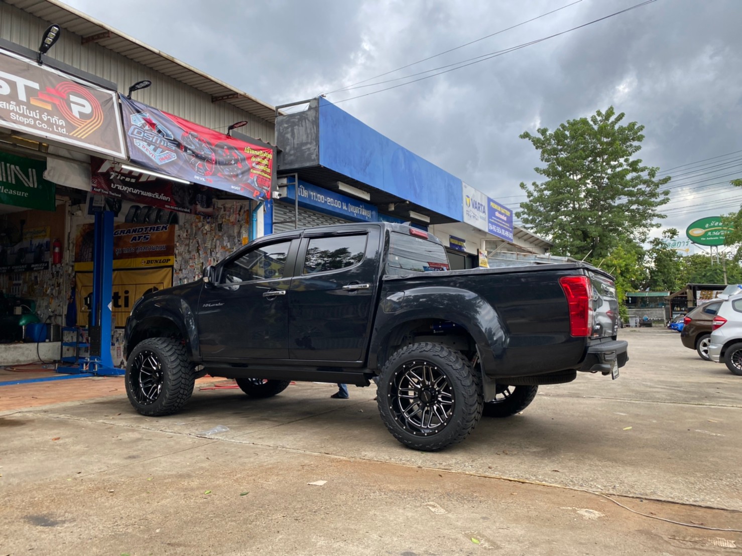 D-MAX จัดทรงเมกา ที่ STEP9 หล่อทุกลำ