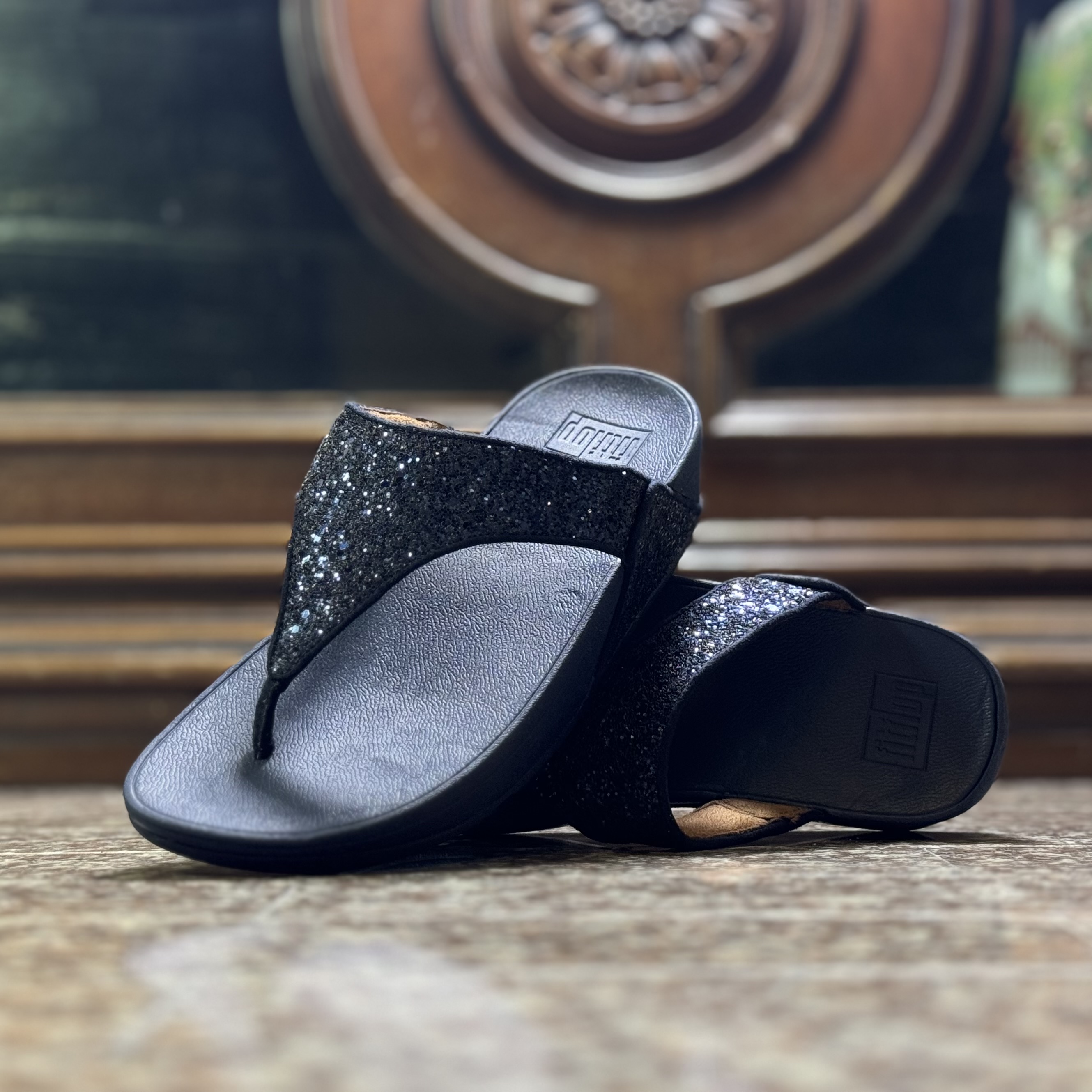 รองเท้า FitFlop Lulu Glitter T-Bar Women Sandals ‘MIDNIGHT’ (W6US)