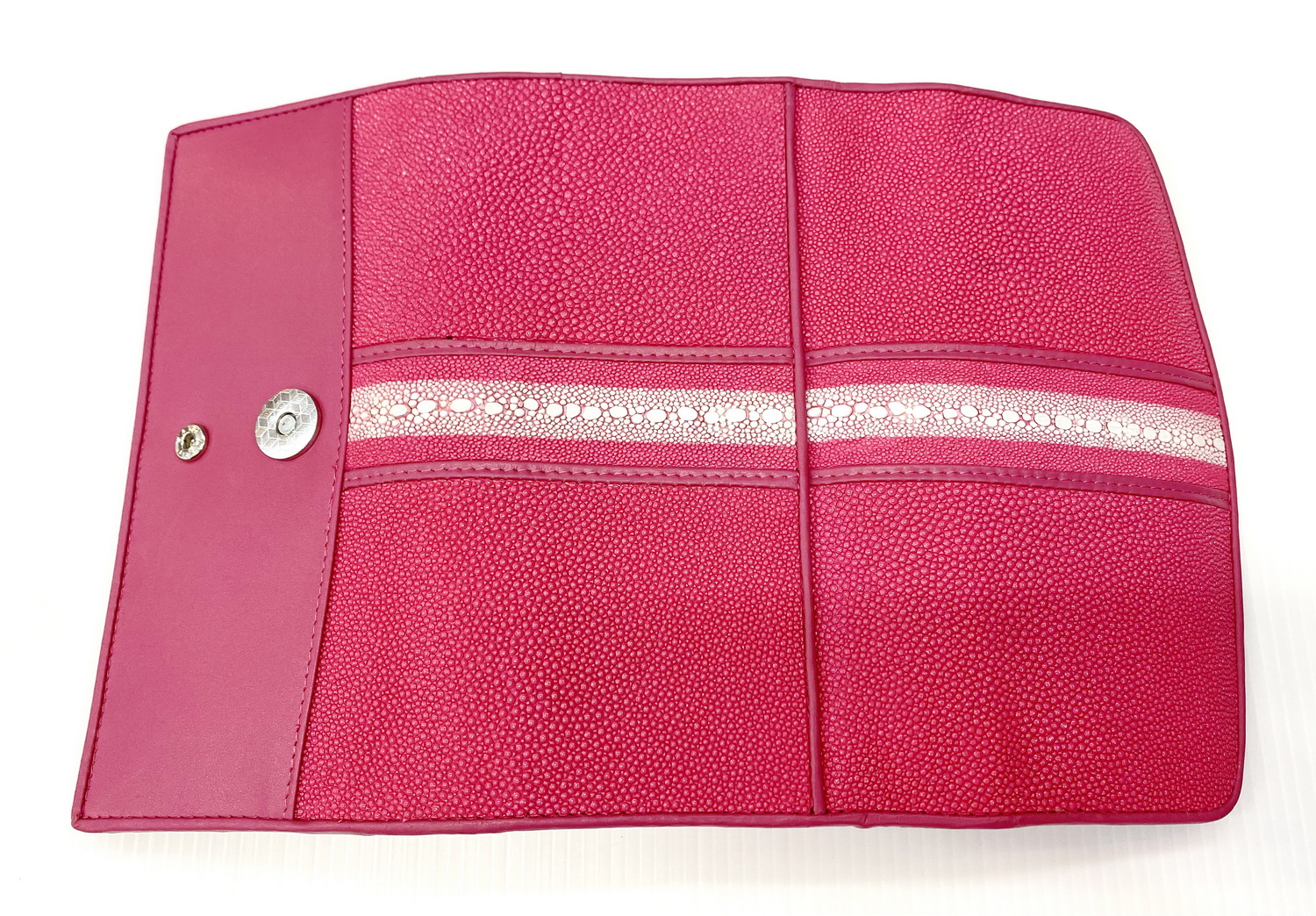 กระเป๋าสตางค์หนังปลากระเบนแท้ 3พับยาว ปลากระเบนหนาม สีชมพู