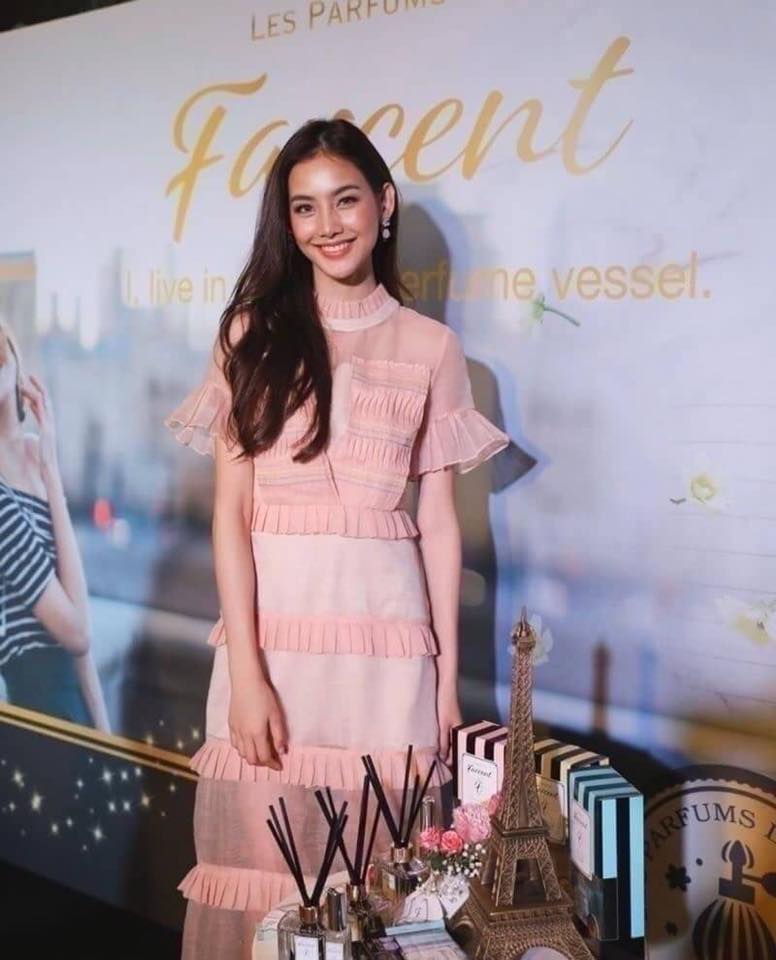 Dress คอกลมจับจีบระบายรอบคอ แขนสั้น ด้านหน้าจับจีบตีเกร็ด ช่วงกระโปรงเย็บระบายรอบตัว มีซับในตัวและซิปหลัง