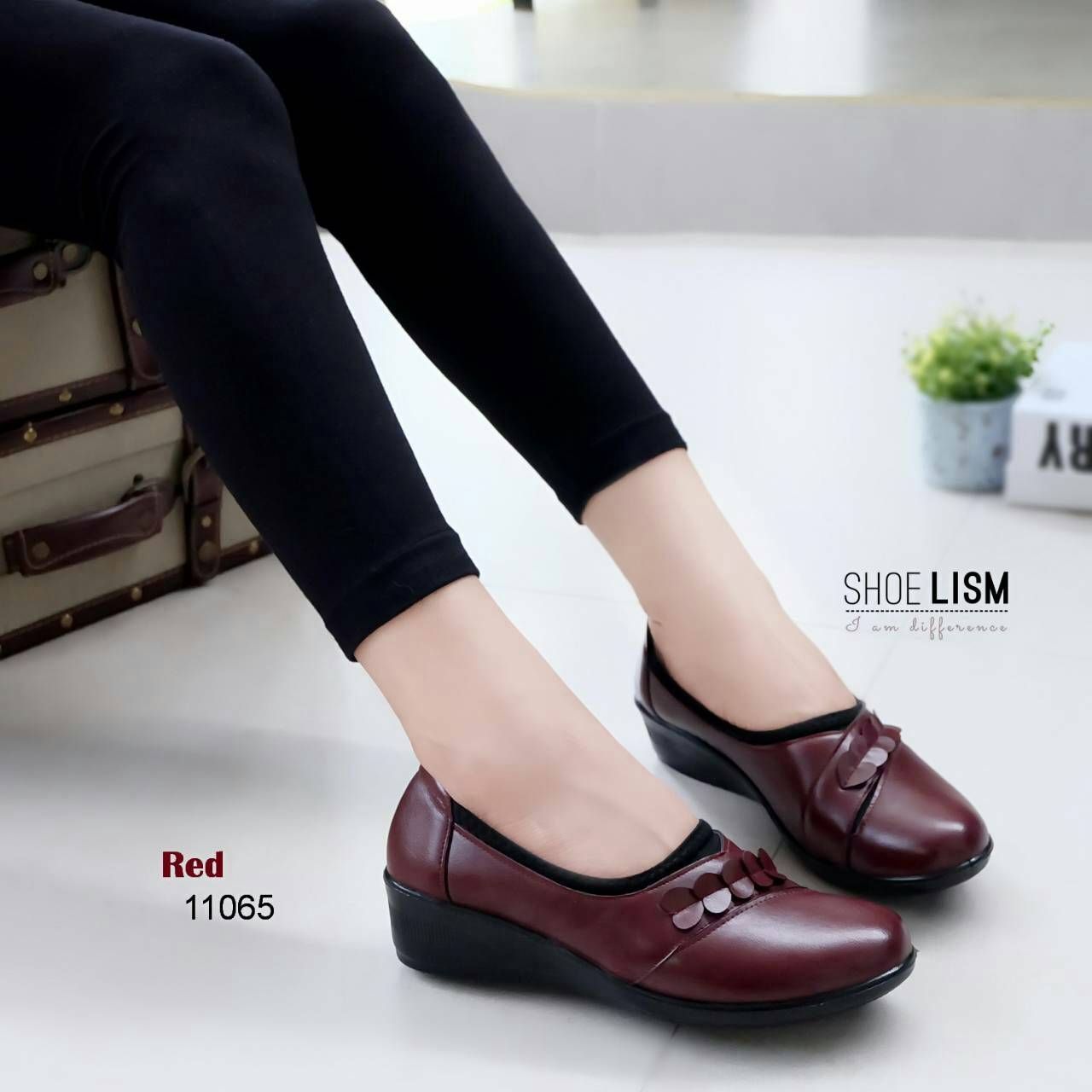 รองเท้าคัทชูใส่ขอบกันกัด