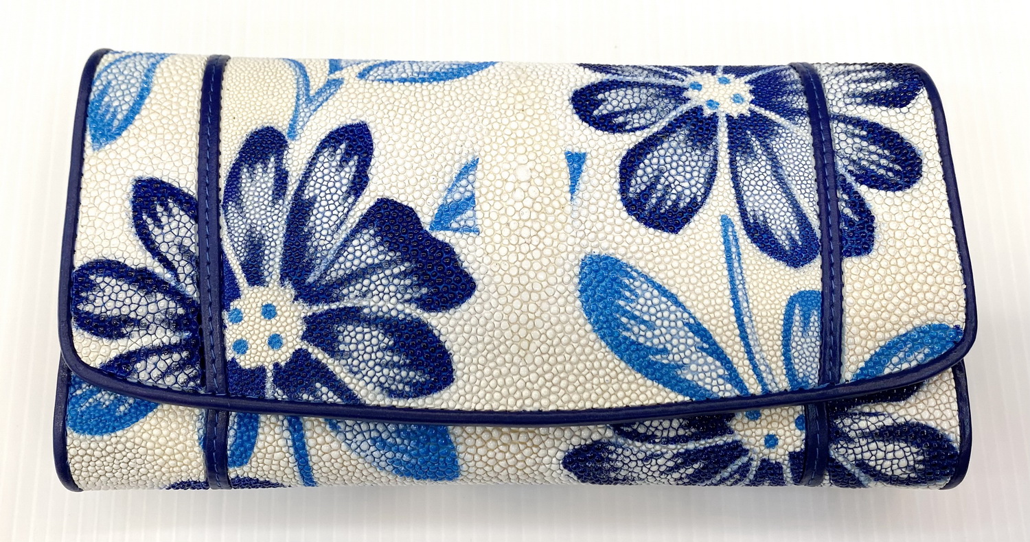 กระเป๋าสตางค์หนังปลากระเบนแท้ 3พับยาว พิมลาย ดอกไม้